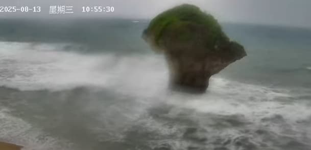小琉球鏡頭君原本是拍花瓶岩。(翻攝自「小琉球即時影像 - 花瓶岩」直播)