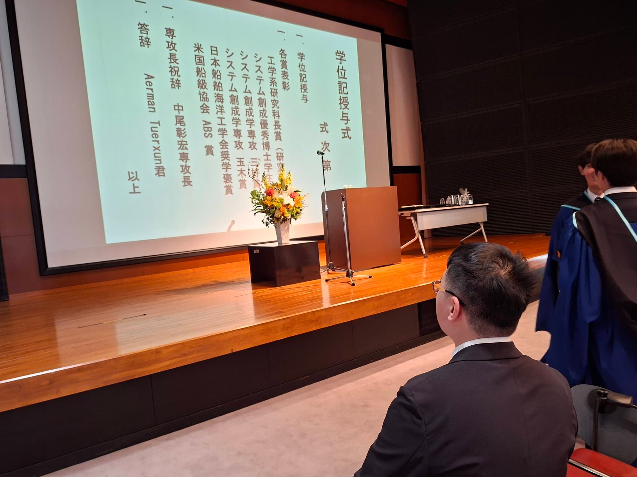 柯傅堯參加畢業典禮背影照。(翻攝陳佩琪Peggy臉書)