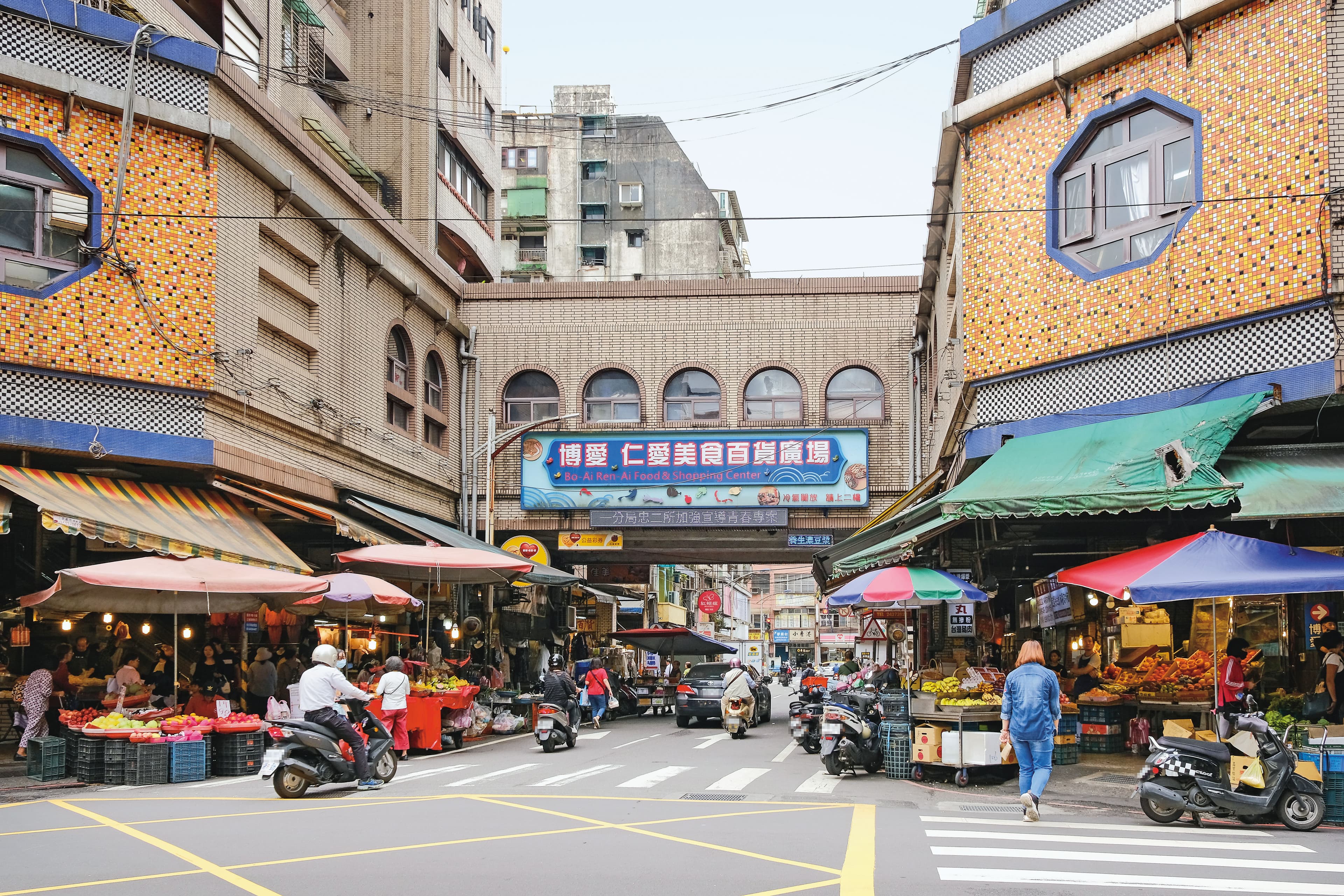 阿銘隱姓埋名,到基隆仁愛市場(圖)賣豬肉,卻因一根吸管,意外落網。