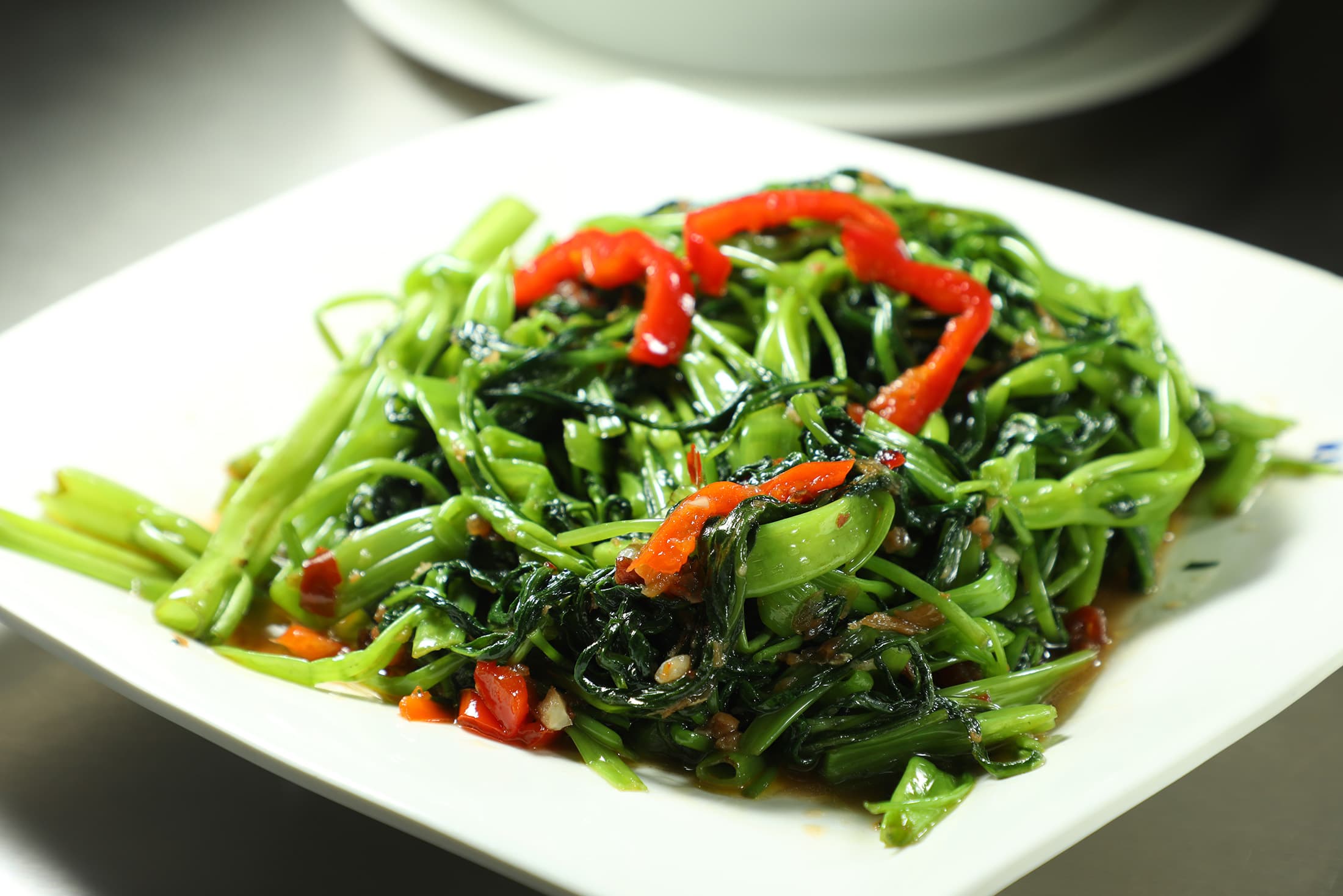 洋溢蝦醬鹹香微辣滋味的「馬拉盞炒通菜」,不僅是大排檔常見菜色,也能吃出廚師的炒功。(港幣82元/份,約NT$317)