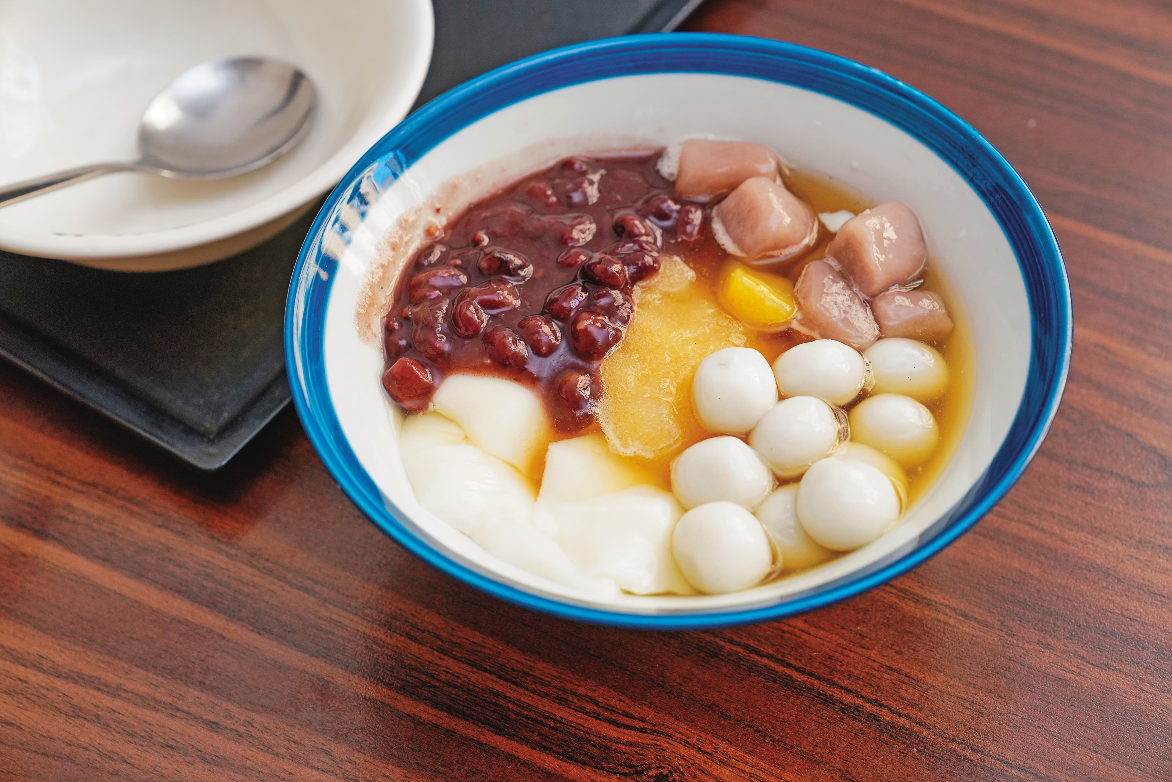 豆花莊的豆花一碗55元起跳,客人可加價加點喜歡的配料,甘蔗冰砂、紅豆、芋圓、黑心白玉都是熱門品項。