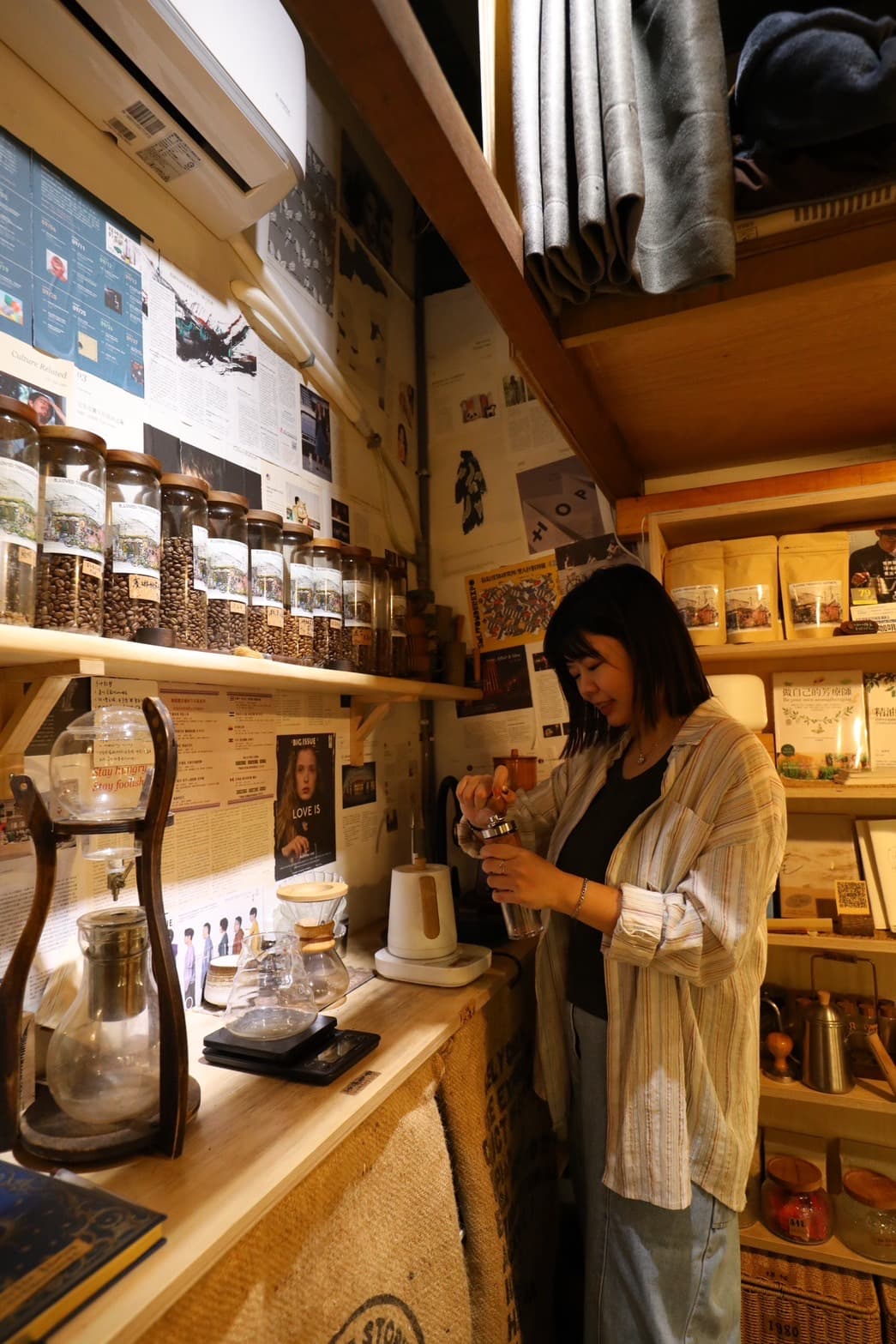 「護城河畔的樹屋書店」提供了超過十支的精選咖啡豆,讓來訪客人可以自行沖煮。