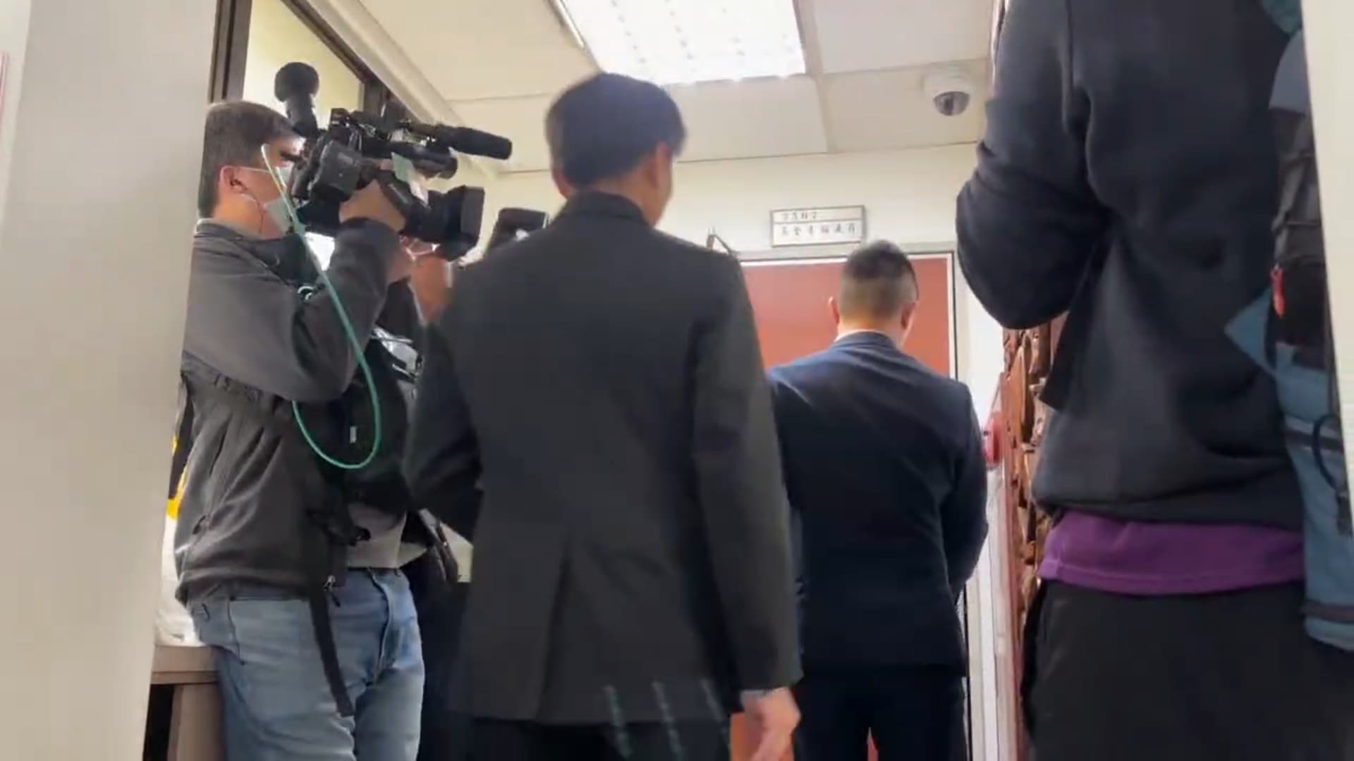 檢調進入高金素梅國會辦公室。（鏡新聞提供）