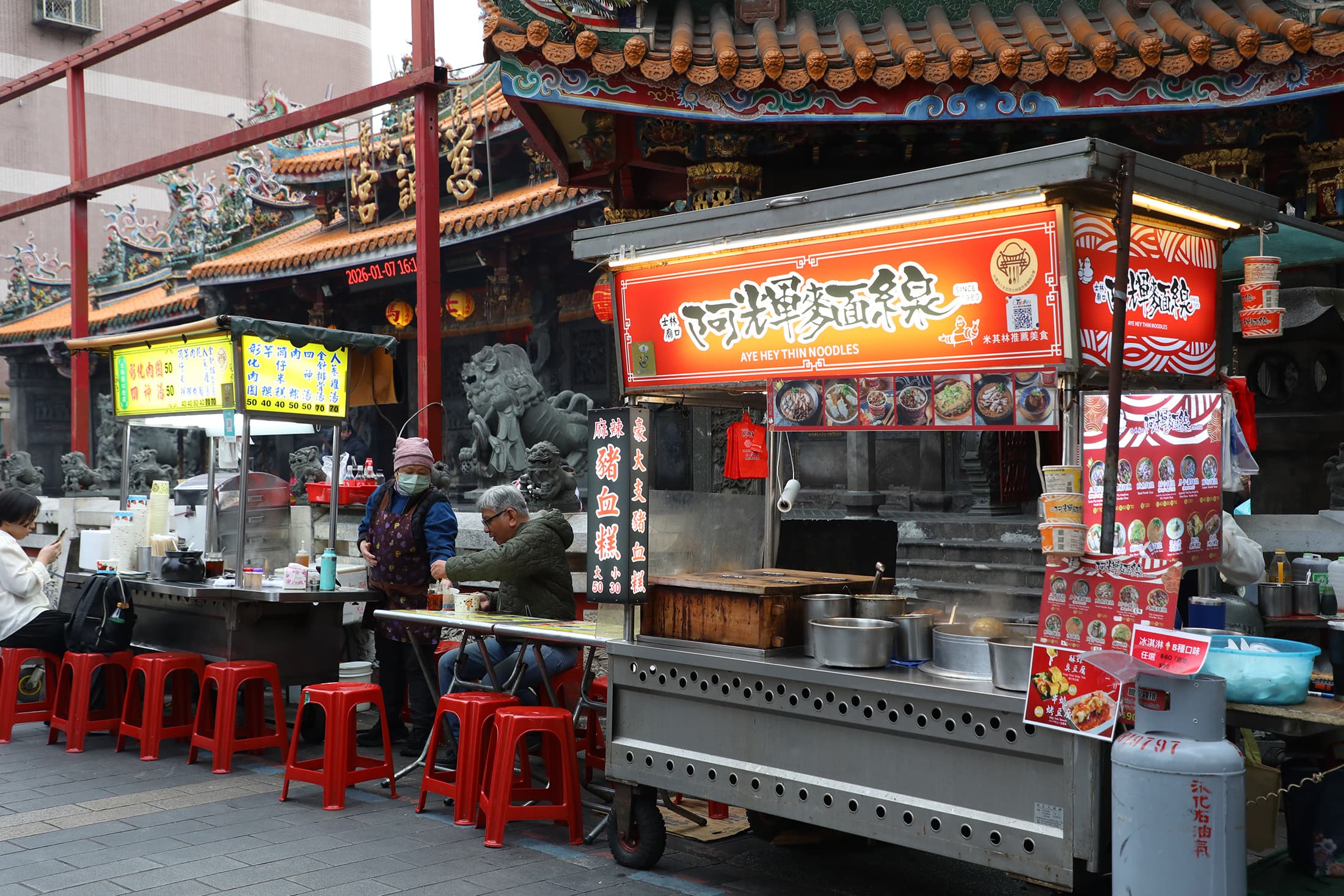 「阿輝麵線」憑著清爽不膩的湯頭與穩定口味,成為士林廟口前人氣最旺的老攤之一。