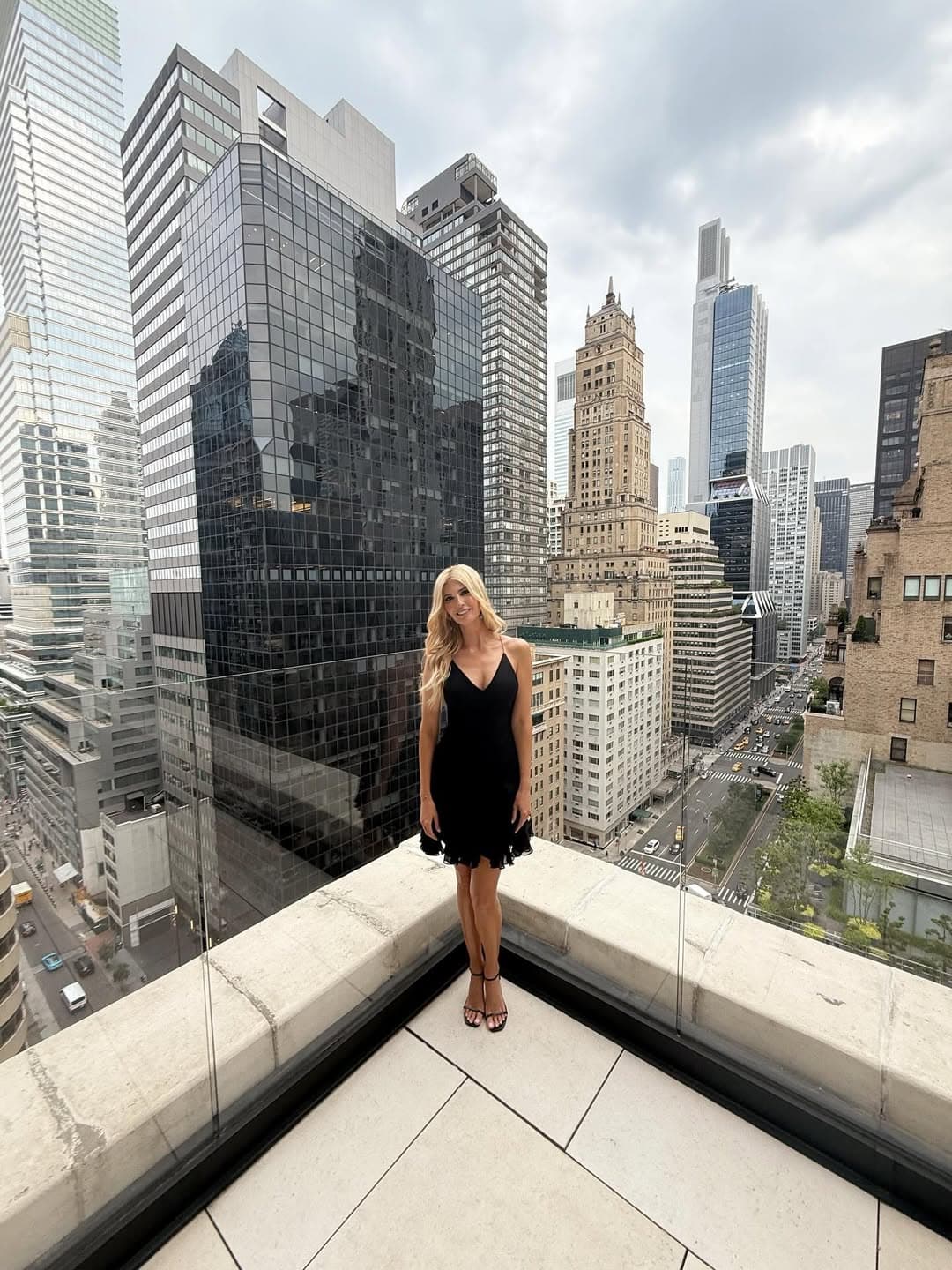 伊凡卡在紐約穿爆乳裝,凸顯好身材。(翻攝ivankatrump IG)