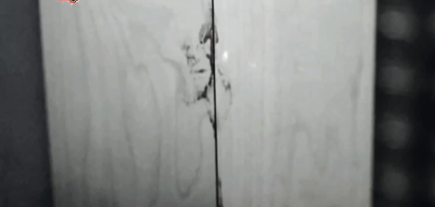 唐男虎口被顏妻咬傷，血跡留在樓梯扶手（圖），唐男清理現場時沒注意，後被鑑識人員找到，成了殺人鐵證。（東森新聞提供、翻攝畫面）