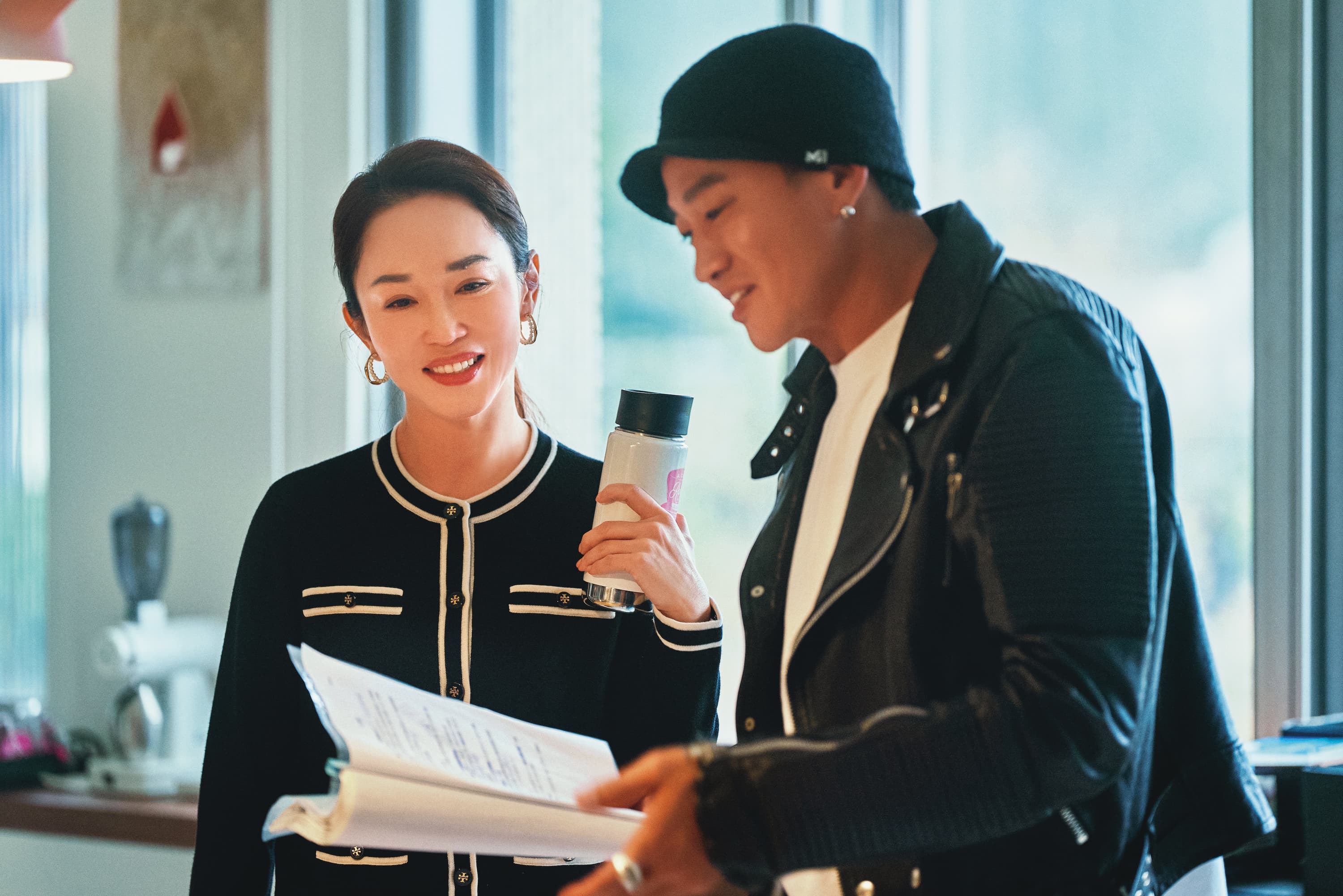 何潤東(右)費時二個月,合組台、港及范文芳(左)等新加坡演員陣容。(大川大立提供)