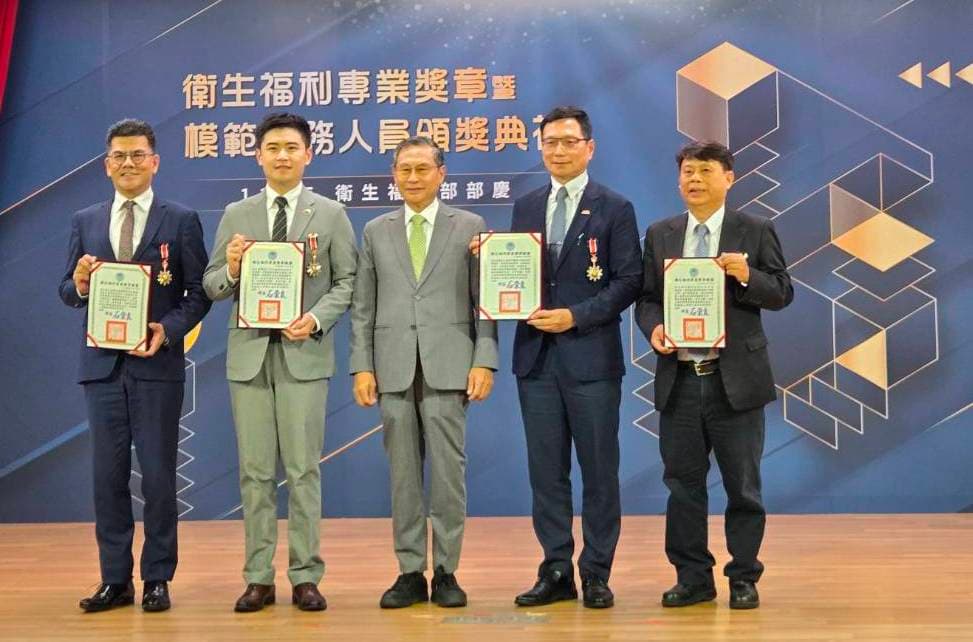 台大醫院雲林分院院長馬惠明(左1)獲115年衛生福利專業獎章。(台大醫院雲林分院提供)