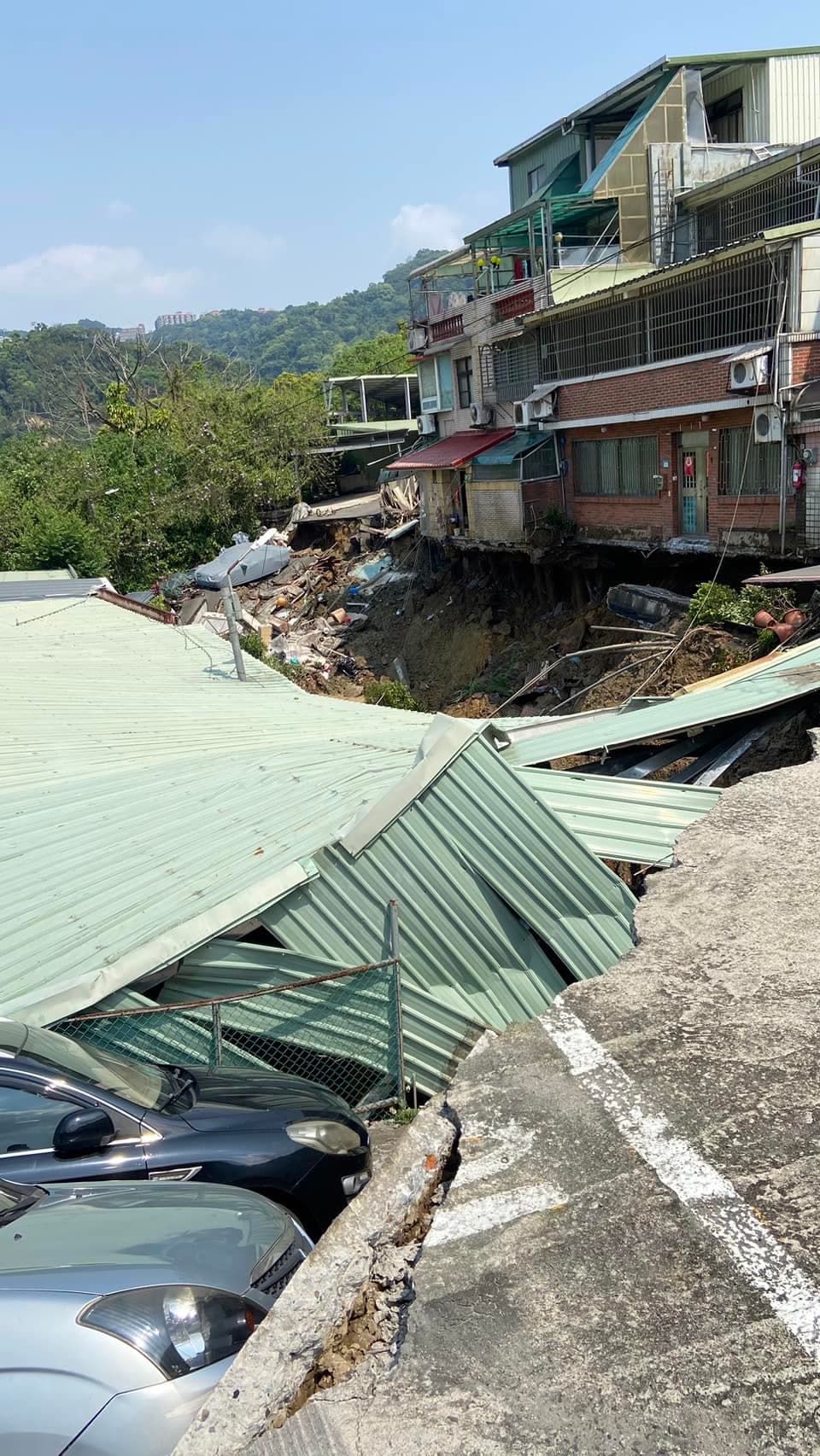 安泰路地基下陷情況嚴重，觸目驚心。（翻攝自陳儀君臉書）