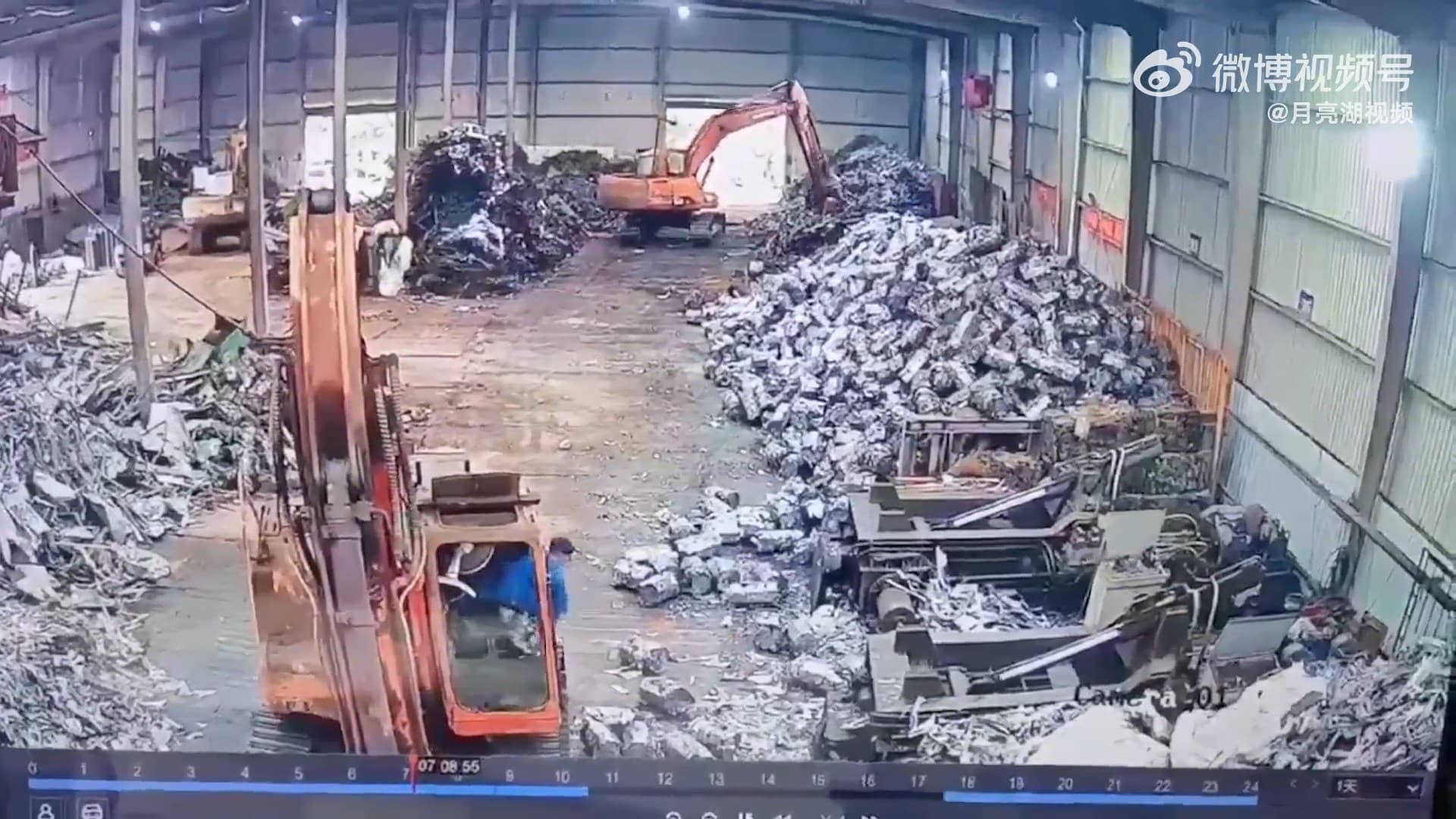 怪手工人下車。(翻自微博)