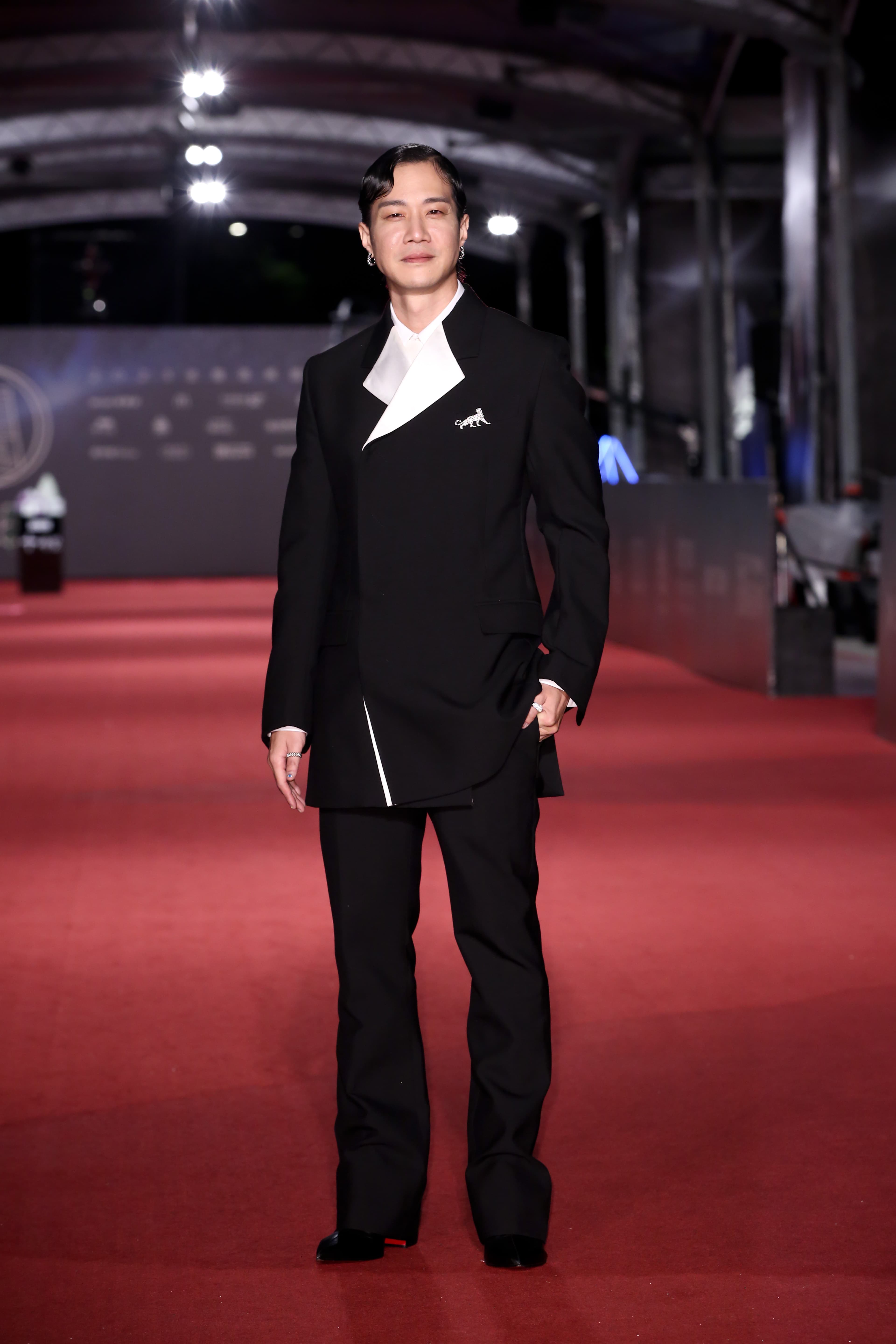 星光大道上,薛仕凌身穿Ferragamo黑白翻領西裝,腳踏紅底鞋Christian Louboutin黑色小牛皮尖頭靴(NT$47,800),搭配來Cartier珠寶。