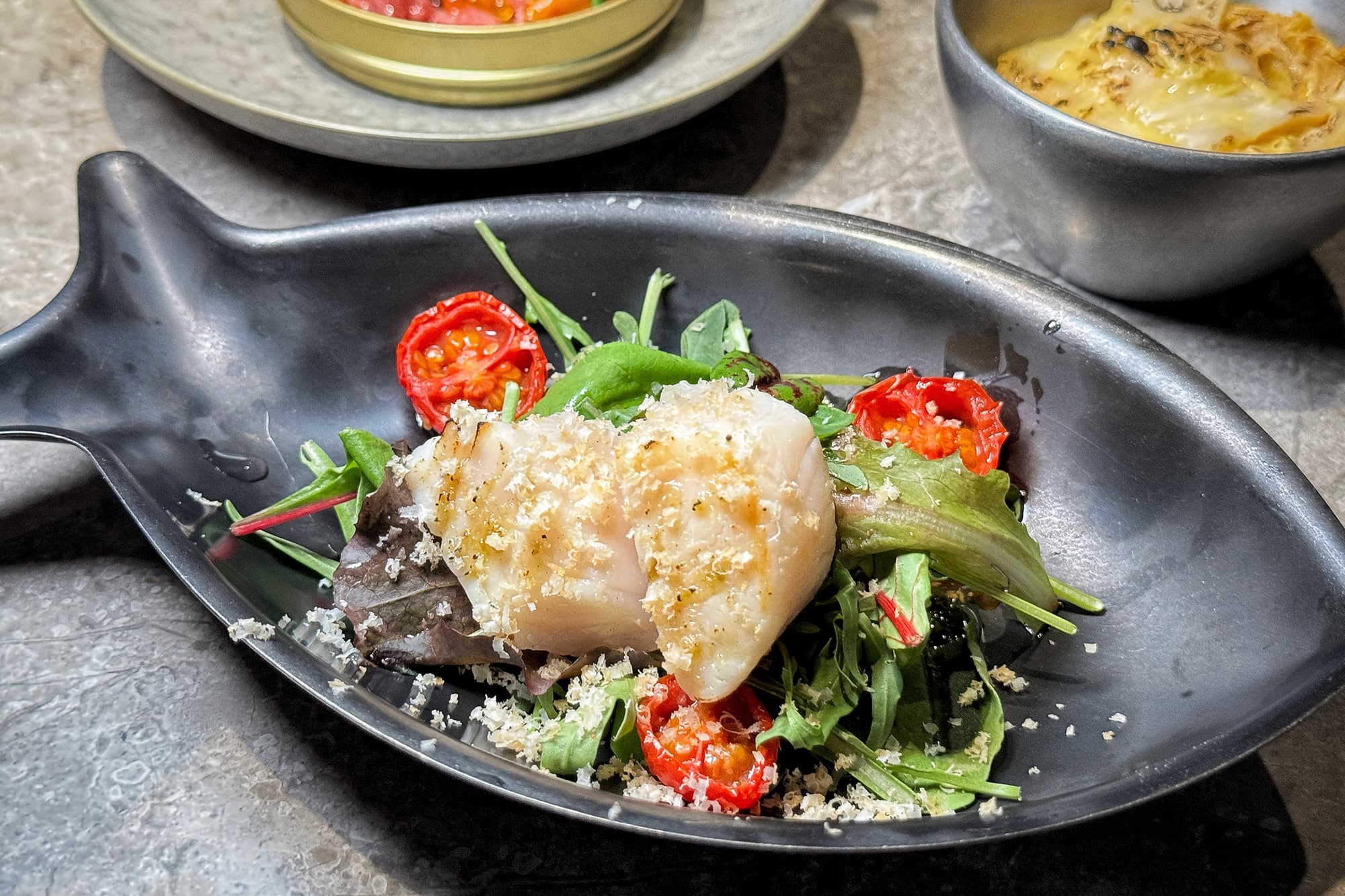 「北海道冰鮮干貝.夏威夷豆.芝麻葉」撒上夏威夷豆碎屑為干貝畫龍點睛,芝麻葉與烤番茄也為這道沙拉增添層次。