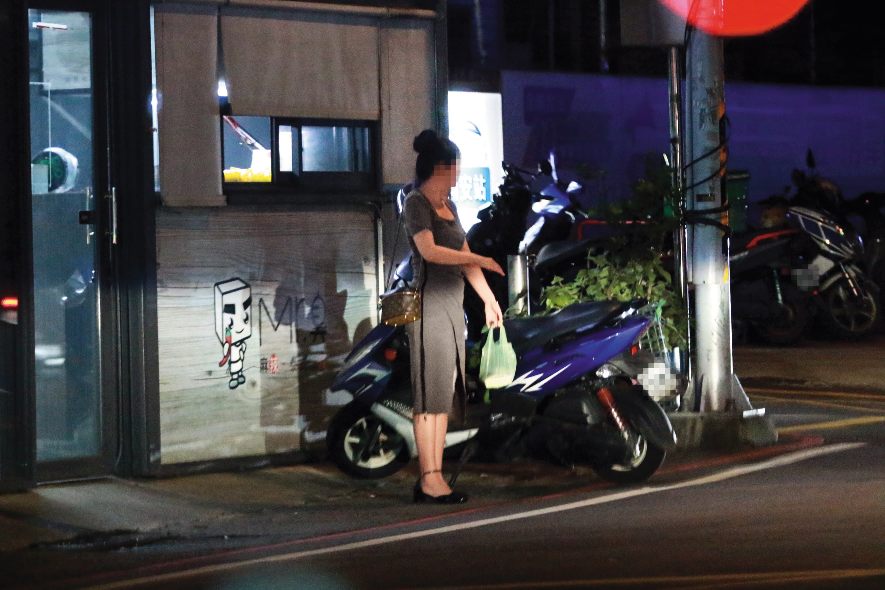 6月20日,之前護理師幫江坤俊買晚餐時,站在路邊看來舉止很優雅。