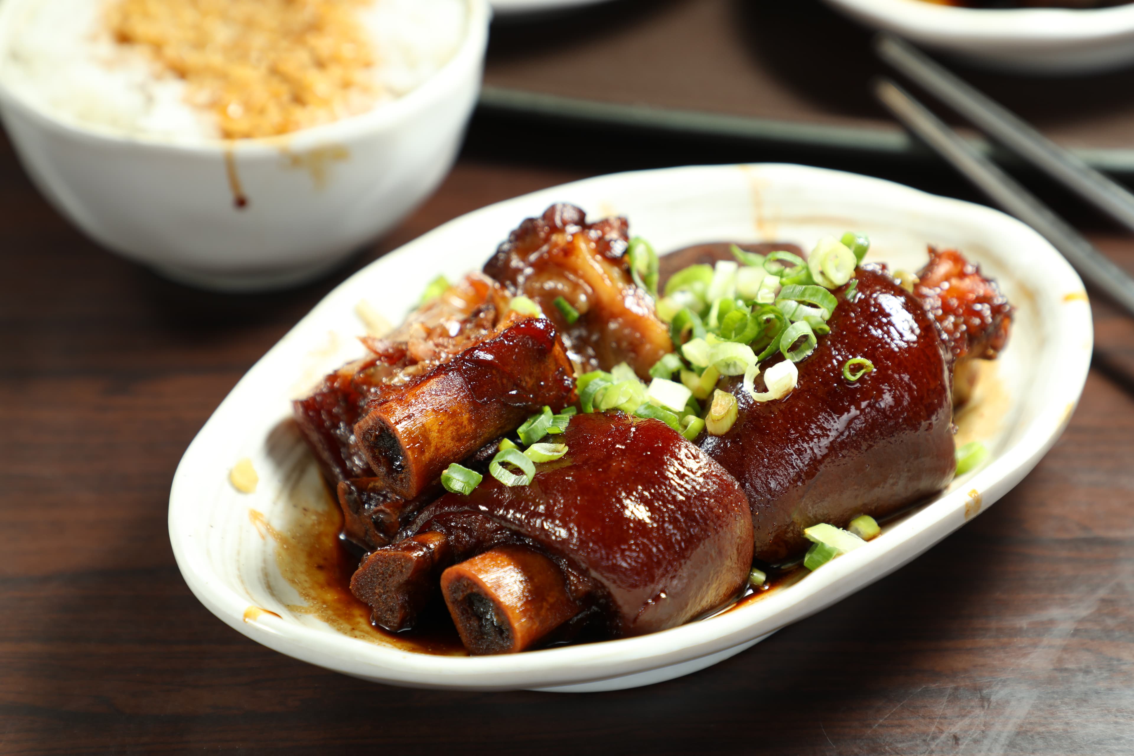 老牌張豬腳的「中段」皮Q肉嫩,頗有嚼感。(130元/份)