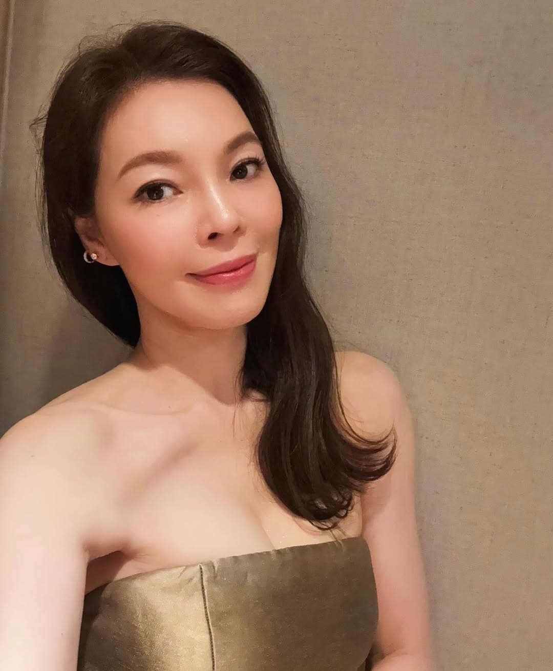 曾馨瑩穿上金棕色平口禮服,優雅性感。(翻攝hsin_ying_tseng IG)