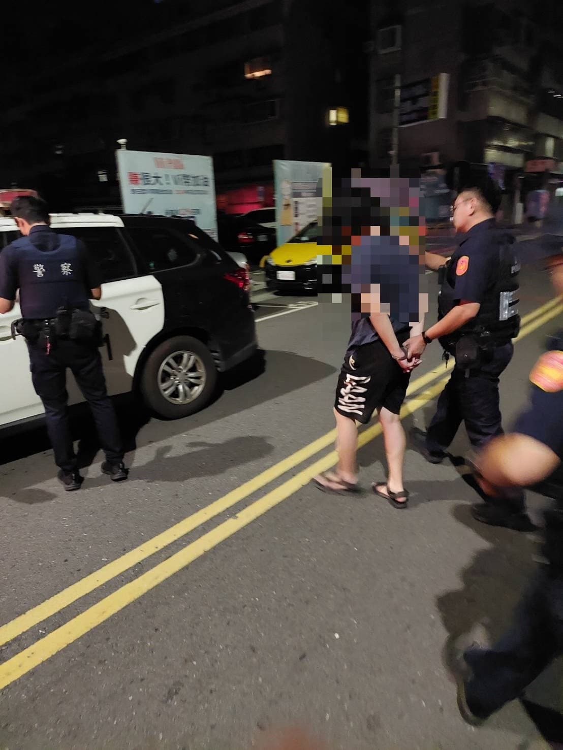 警方獲報到場制服持刀男,將他帶回警局偵辦。(翻攝畫面)