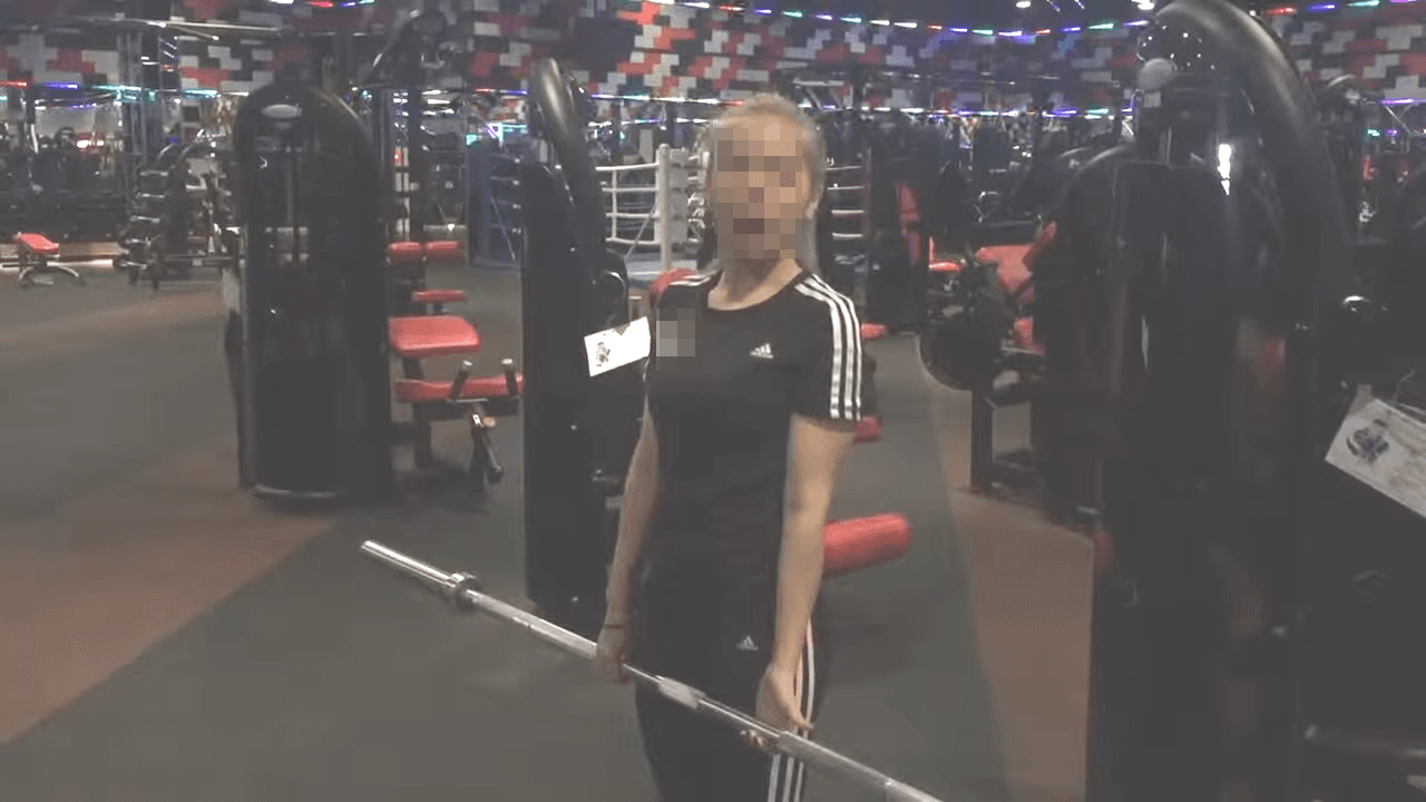 劉姓女科員長年健身,還曾在分享健身技巧。(翻攝自YouTube)