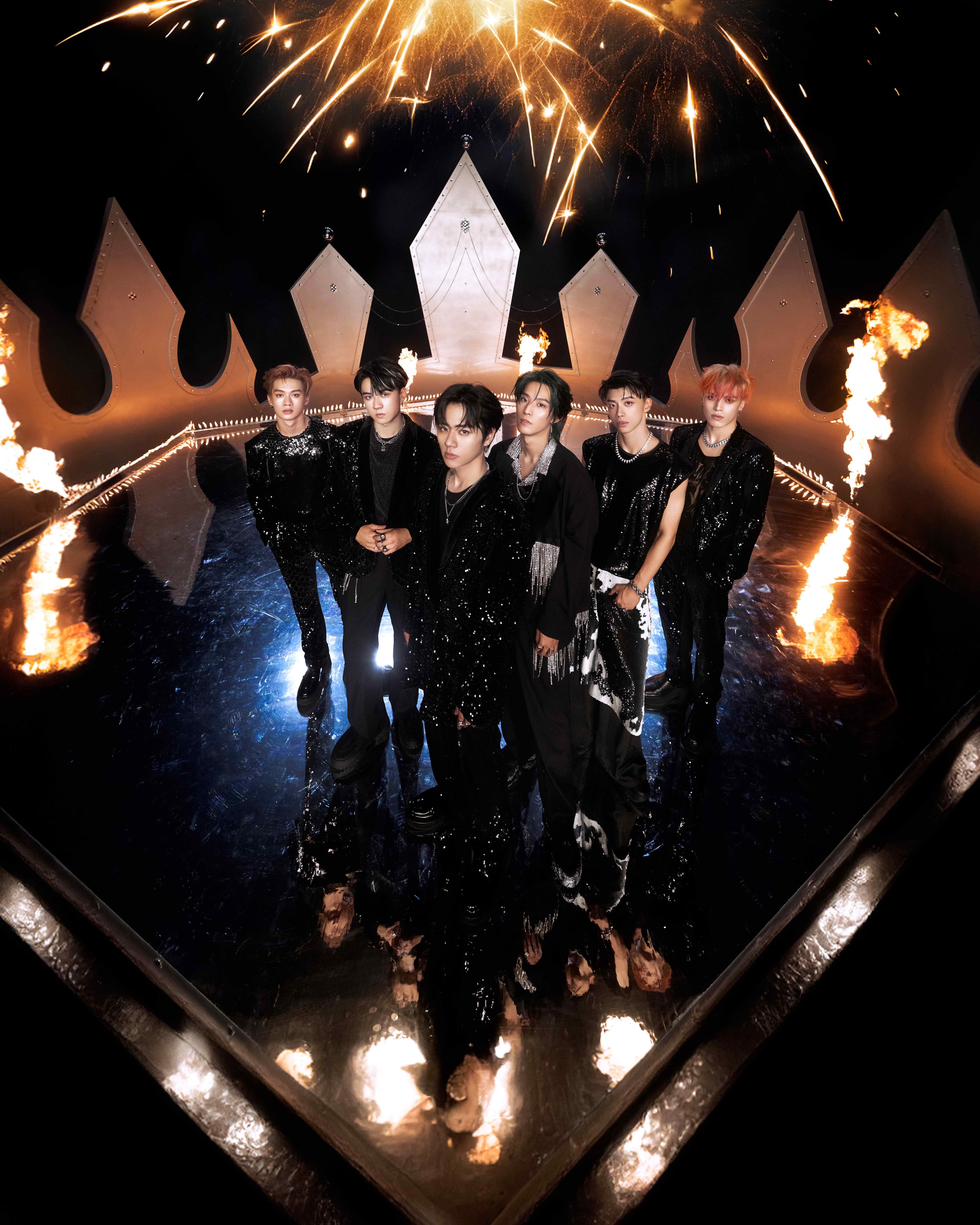 Ozone在〈World Top〉MV中登上被稱為「王者Zone」的巨型王冠舞台和高達三公尺的World Top銀鑽舞台。（索尼音樂提供）