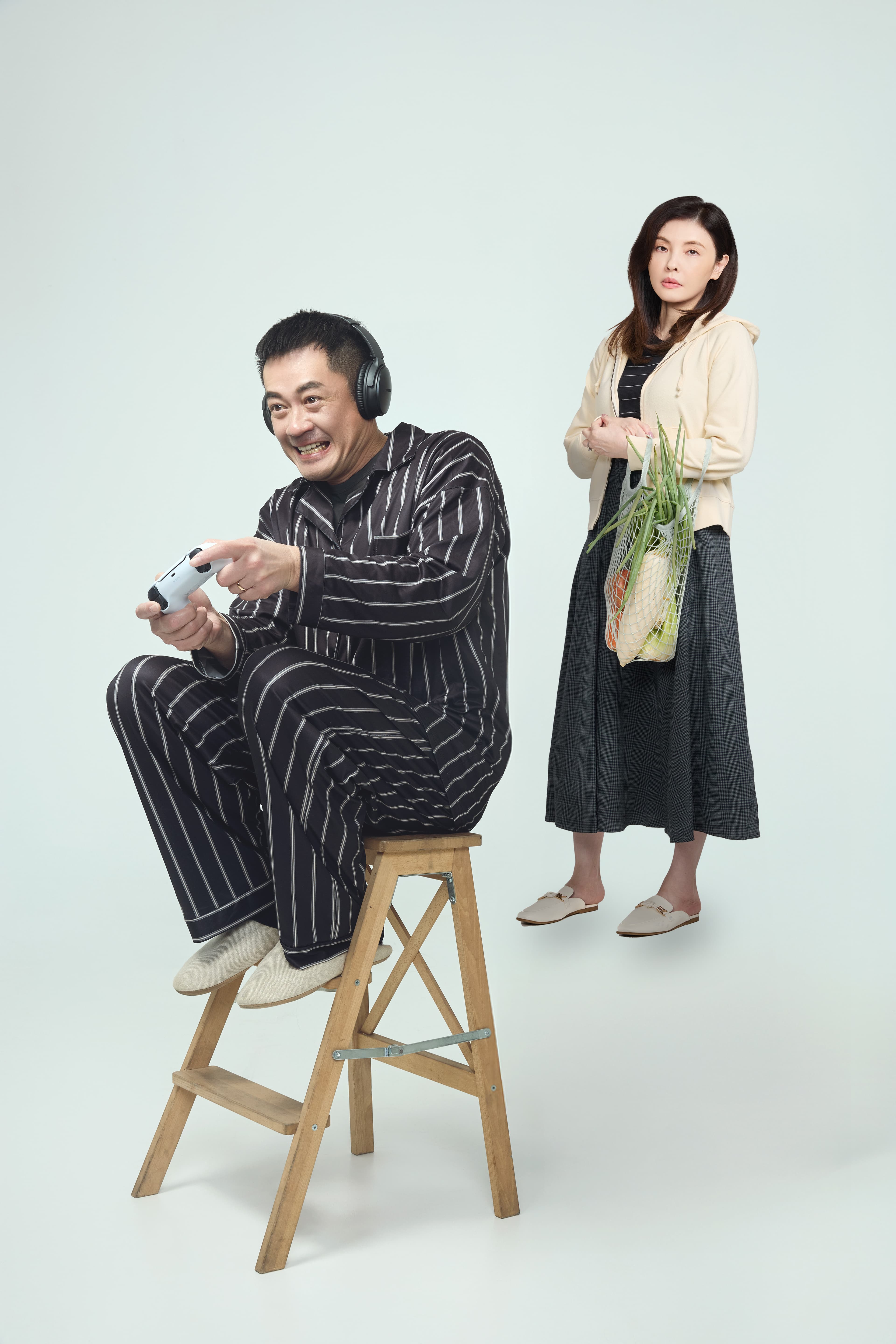 何如芸在舞台劇《婚內失戀》和柯叔元，看劇本時崩潰大哭。（艾彼新創股份有限公司提供）