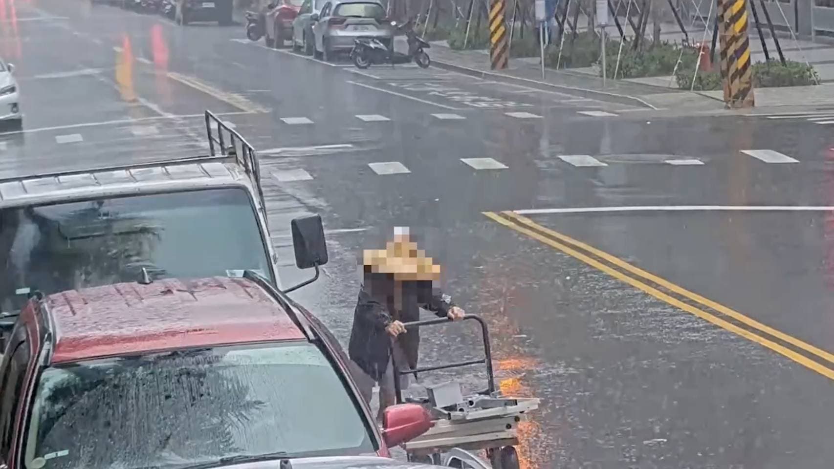 老翁在雨中多次推推車來回搬運桌子零件變賣,過程全被錄下。(翻攝畫面)