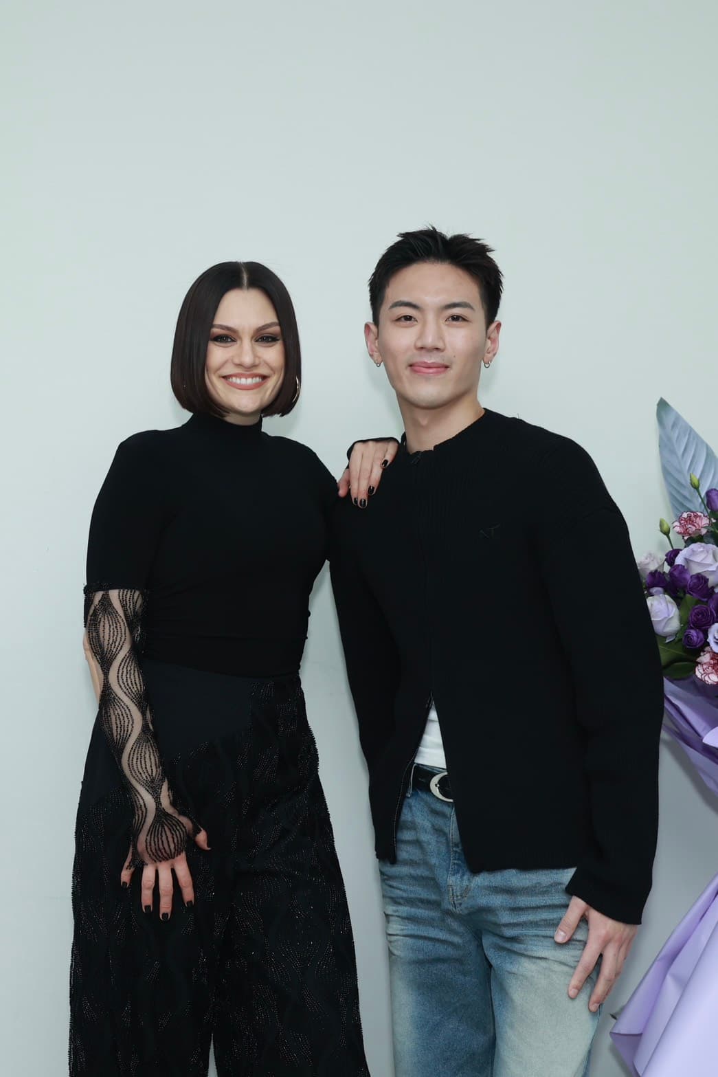 龔言脩此行也成功與Jessie J近距離互動合影,15年鐵粉圓夢時刻再添紀念。(艾慕影藝提供)
