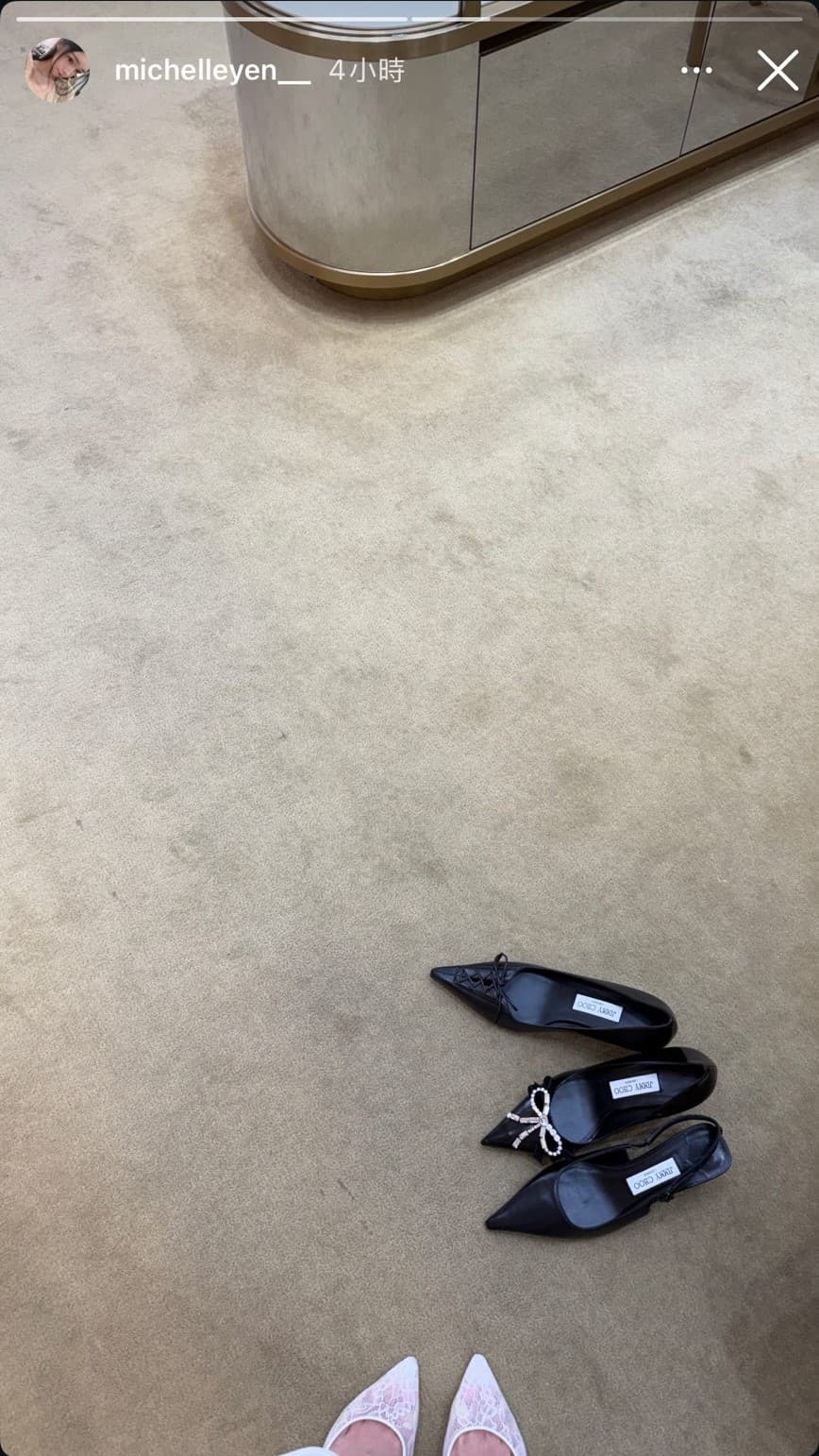 Michelle在IG限動曬出試鞋畫面,地上放著3雙Jimmy Choo高跟鞋。(翻攝michelleyen__ IG)