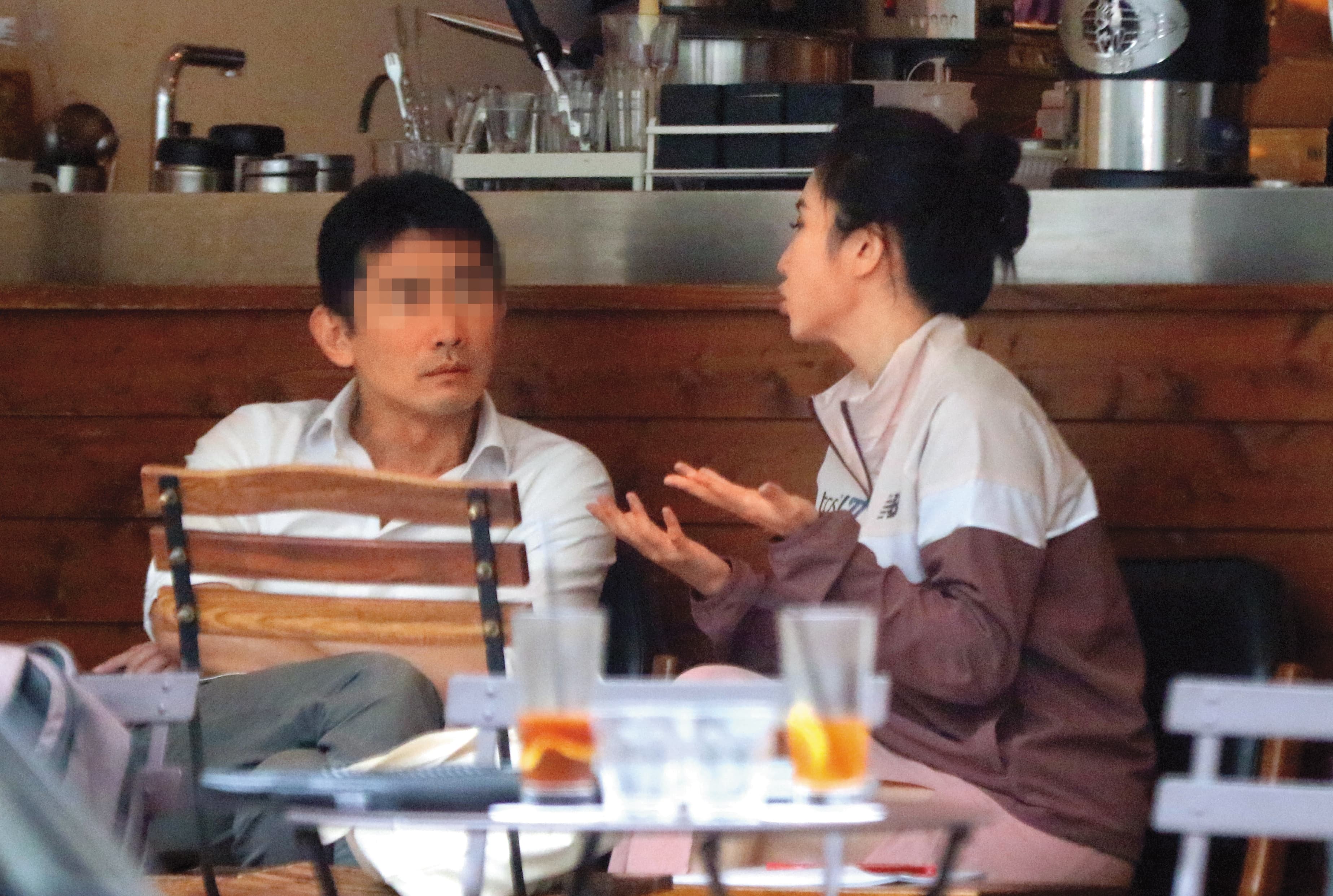 5月2日12:29,謝忻在富錦樹咖啡店與男友高談闊論,謝忻時不時把手放到男友身上。