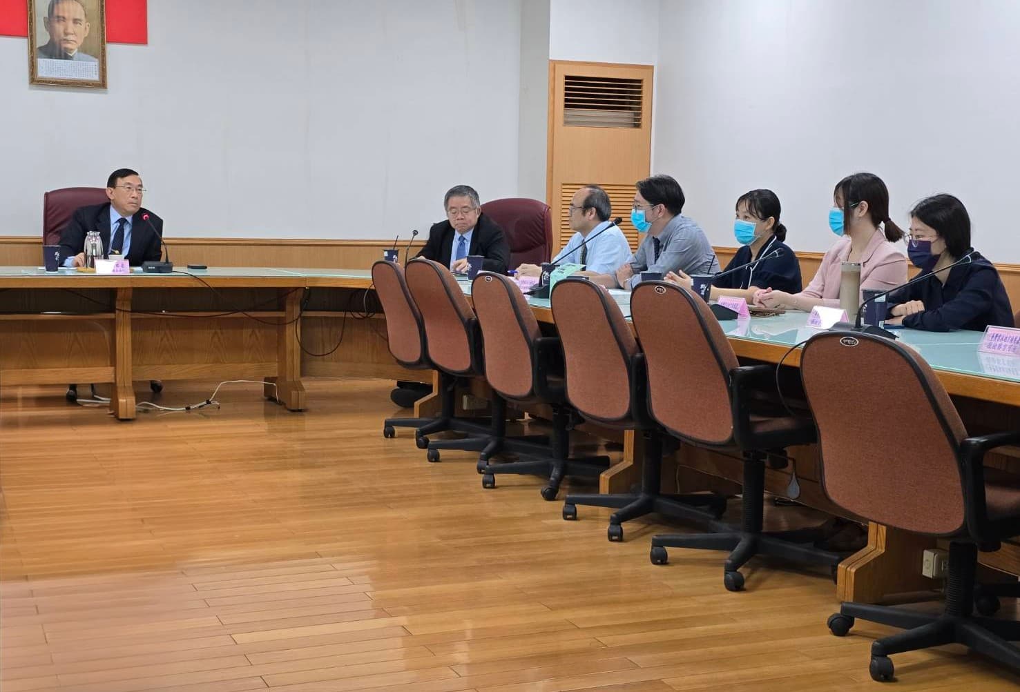 檢察總長邢泰釗專程前往雲林地檢署嘉勉辦案團隊打擊綠能蟑螂績效卓著,致贈「台灣之鷹」擬真動物模型給承辦檢察官,並感謝辦案明察秋毫如鷹眼,摘奸發伏迅敏如鷹擊。(最高檢提供)