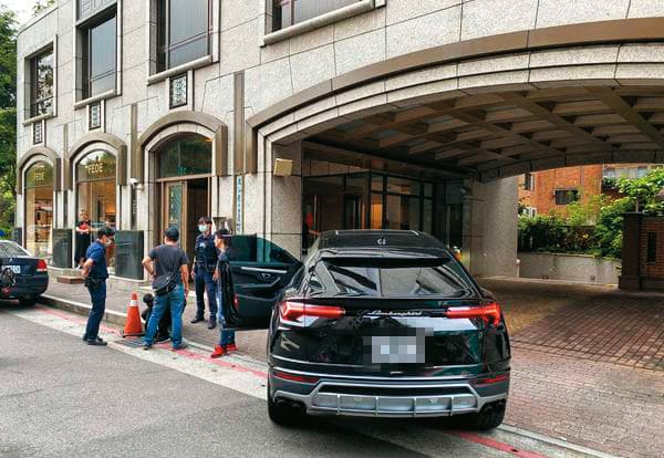 涂誠文的藍寶基尼千萬元名車曾被保全偷走,檢警懷疑這部車也是以不法所得購買。(翻攝畫面)