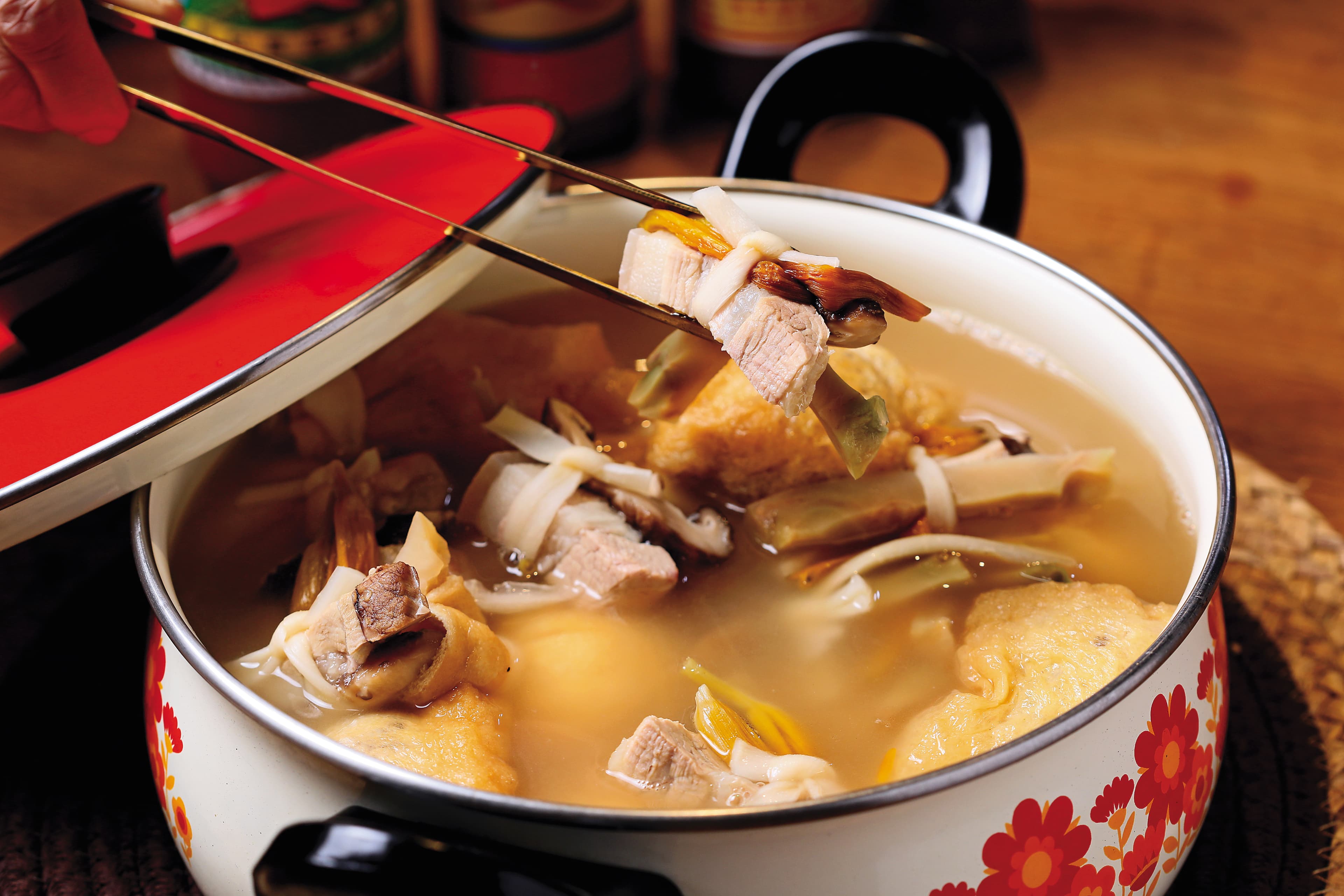 裝在理想牌彩色鍋中登場的醒酒湯「酸菜瓢干結湯/福袋」,吃得到酸菜柴把。