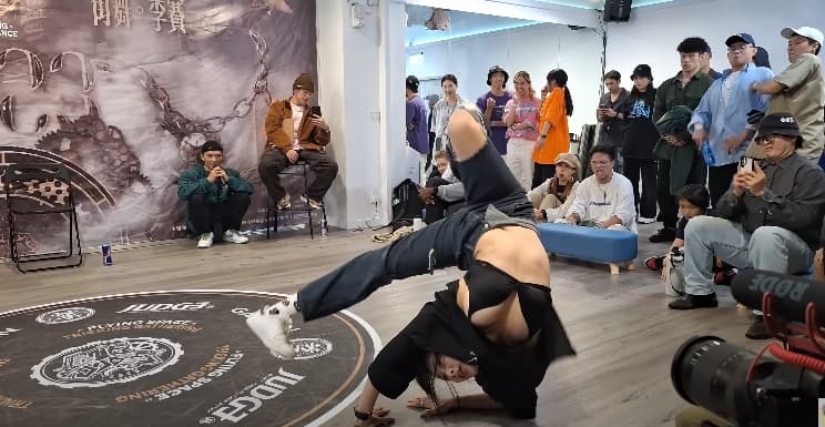 舞者Nini與另一名女舞者進行對決,21秒的舞蹈意外在日本爆紅。(翻攝自YouTube)