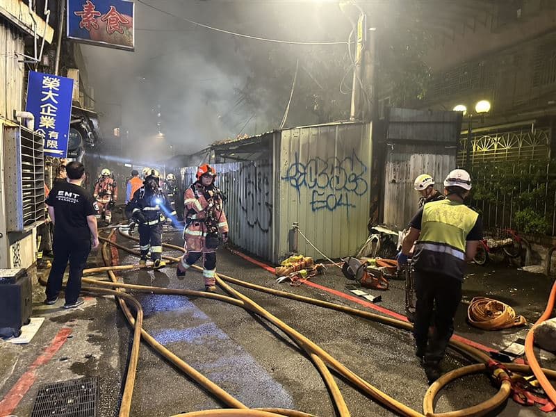 起火鐵皮屋濃煙竄出,附近上百位住戶都緊急疏散,消防局接獲報案後,立刻調派消防員前往灌救。(翻攝畫面)