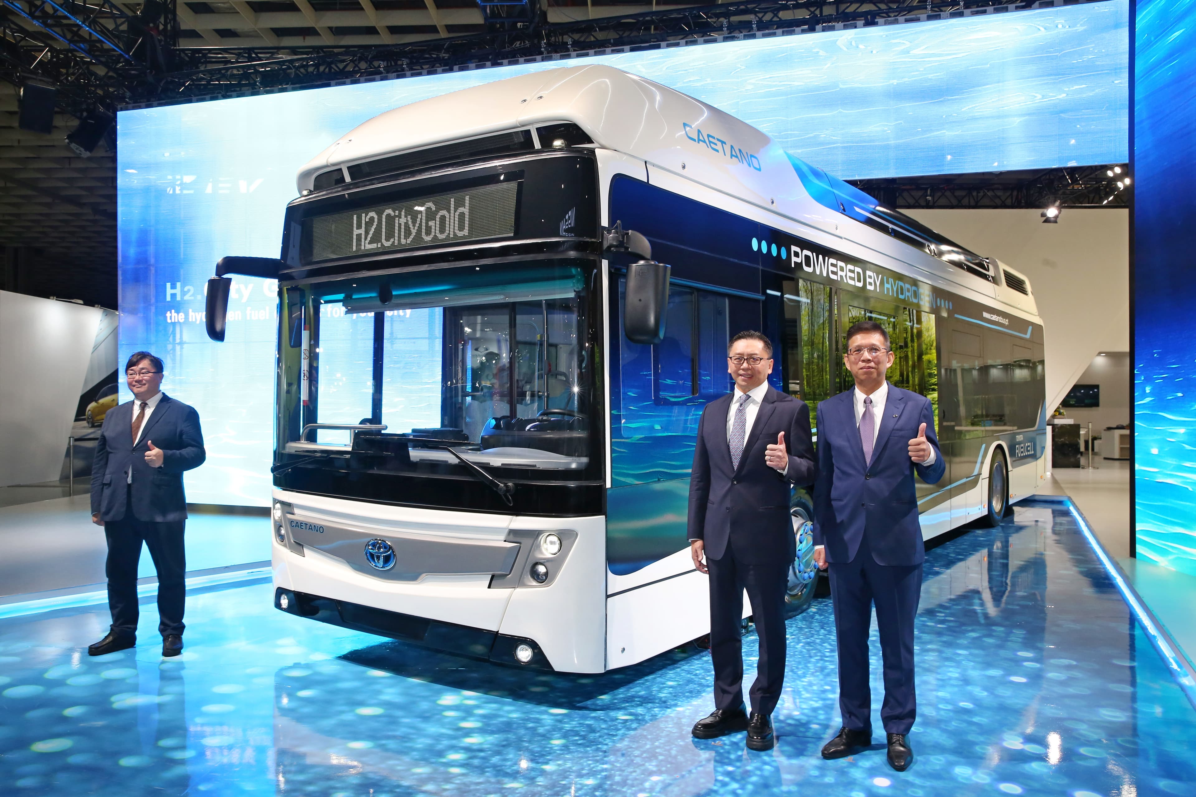 和泰車引進豐田(TOYOTA)的氫能巴士與氫能源客車在台北新車暨新能源車特亮相,讓氫能載具成為電動車以外的最大亮點。