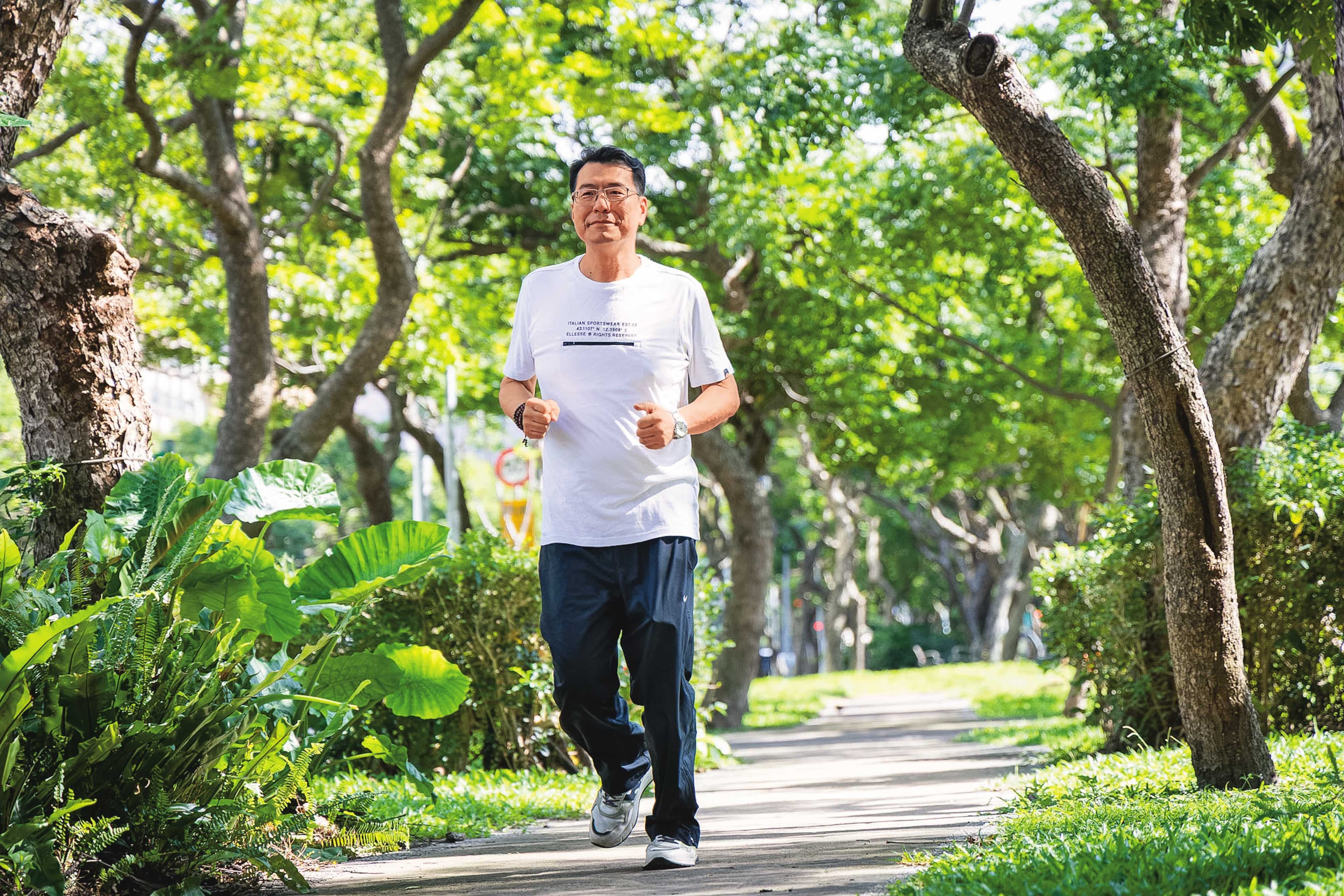 走過職涯高峰，又歷經父親病逝，57歲的鍾國忠如今把健康擺第一，平時跑步運動，享受自在生活。