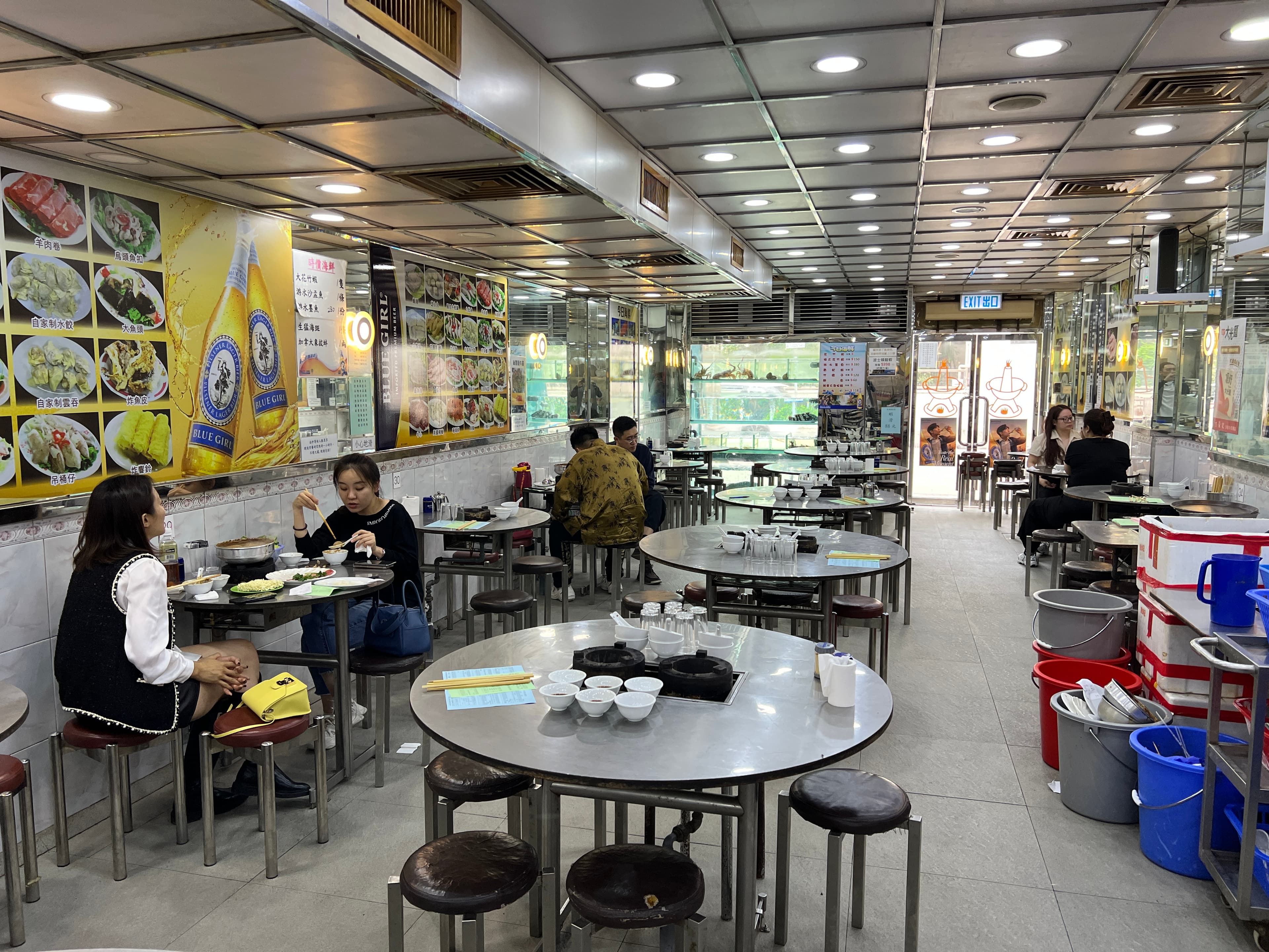 「方榮記飯店」的用餐空間簡單樸實,與其他火鍋店相比已算乾淨。