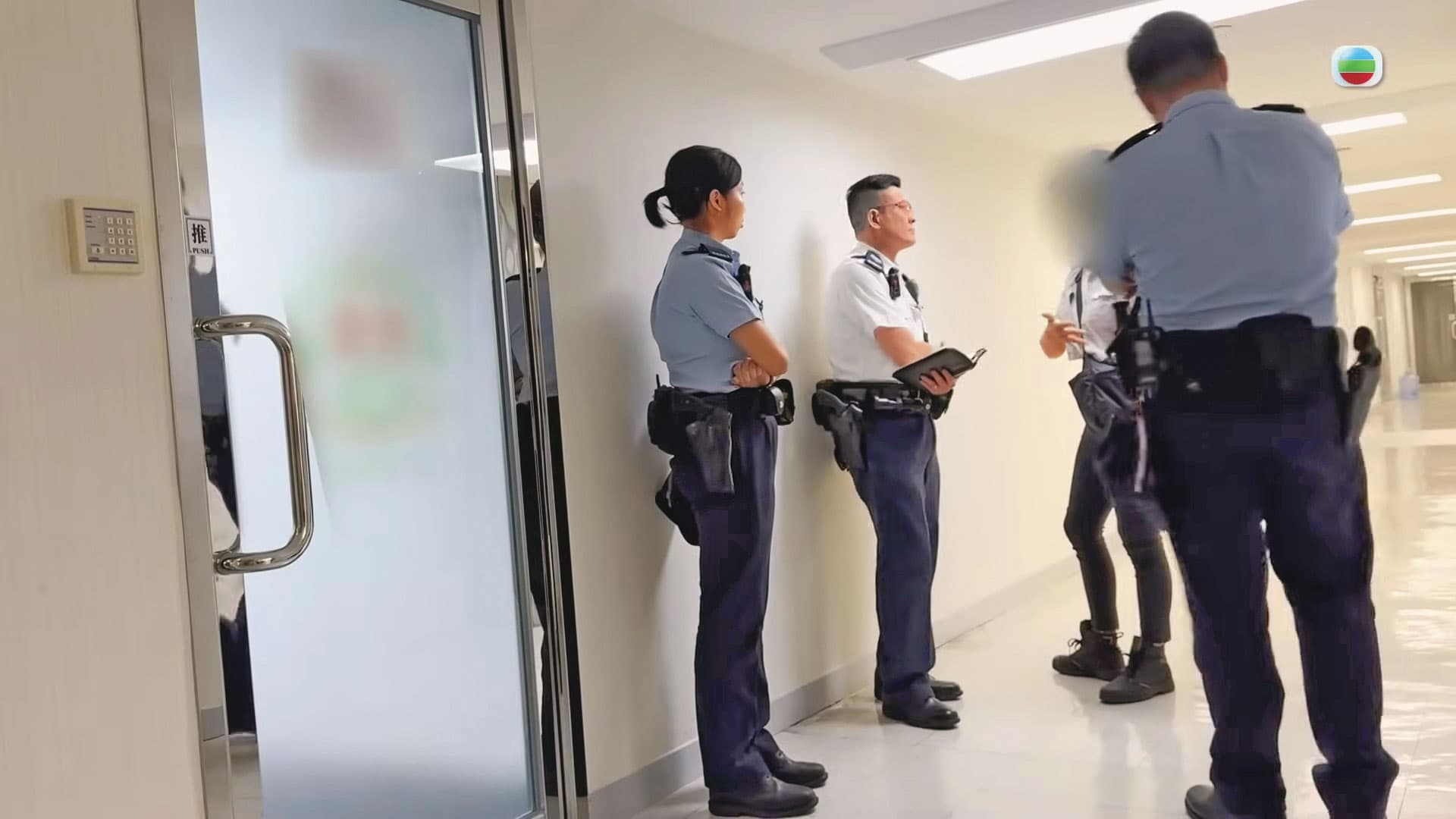道格拉斯商學院香港分公司去年9月爆發財務糾紛,還驚動警方上門。(翻攝TVB東張西望)