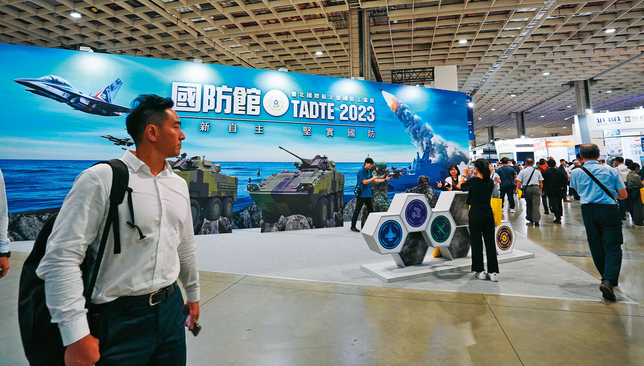 無人機一直是世界各國陸海空作戰的新能量,除了空中,水下也是部署重點,台灣也不例外。圖為2023國際航太暨國防工業展覽會。