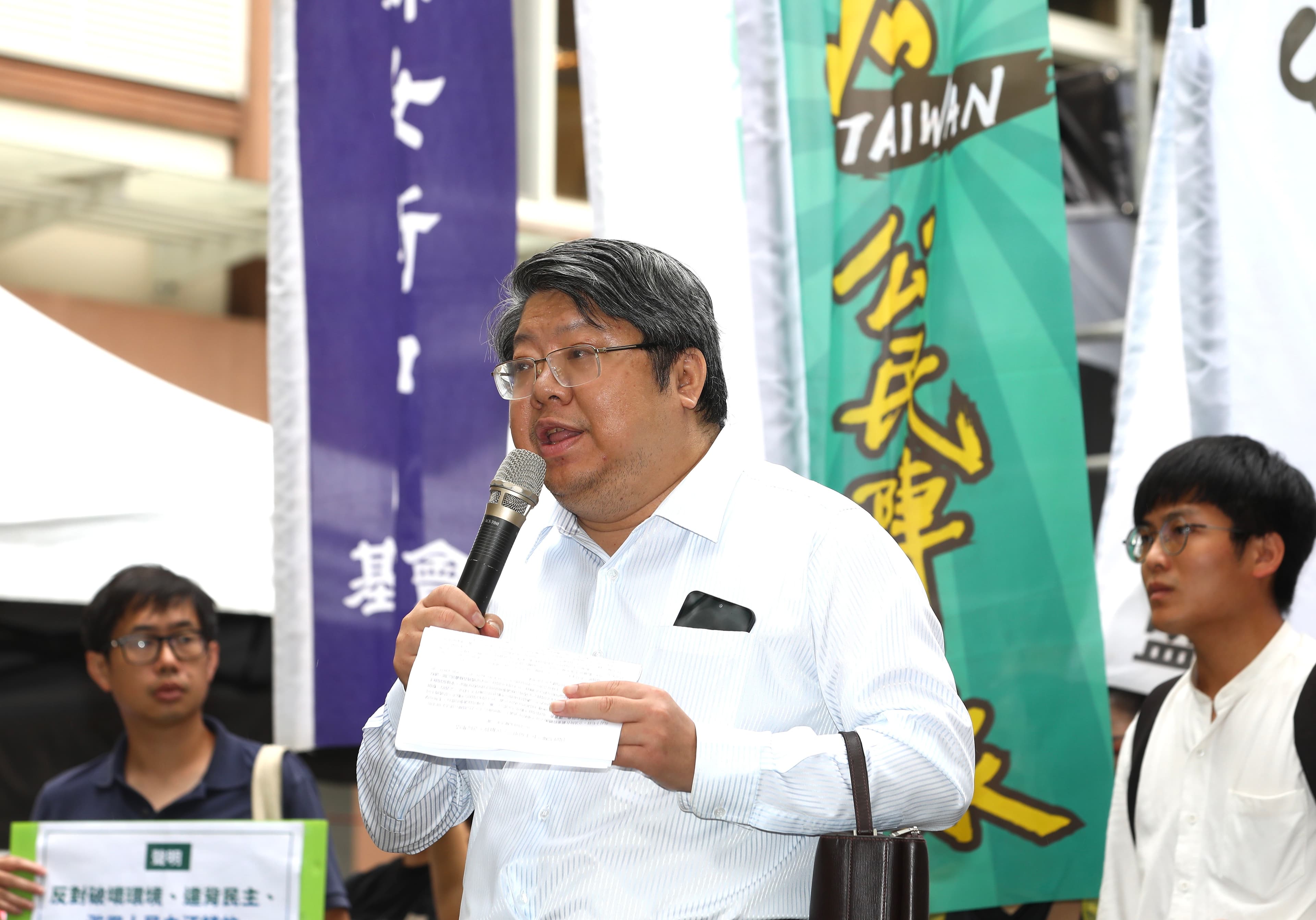 經民連召集人賴中強質疑警方刻意刁難路權申請。(本刊資料照)