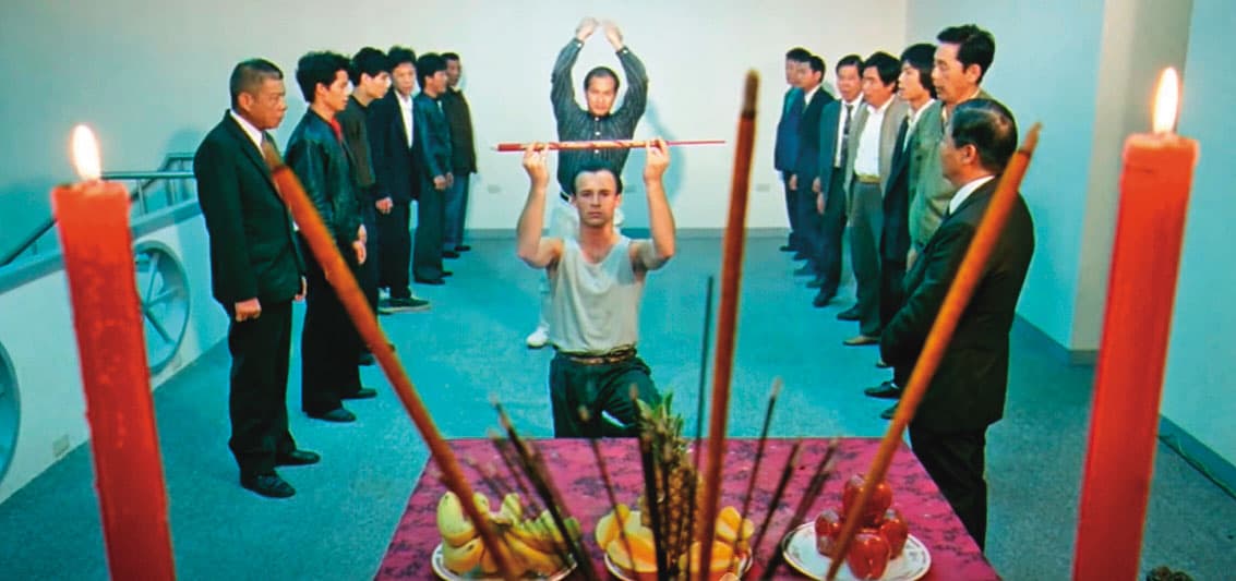 林博文加入黑幫後專搶賭場,作風強悍囂張。示意畫面。(翻攝學者電影《美國博仔》)