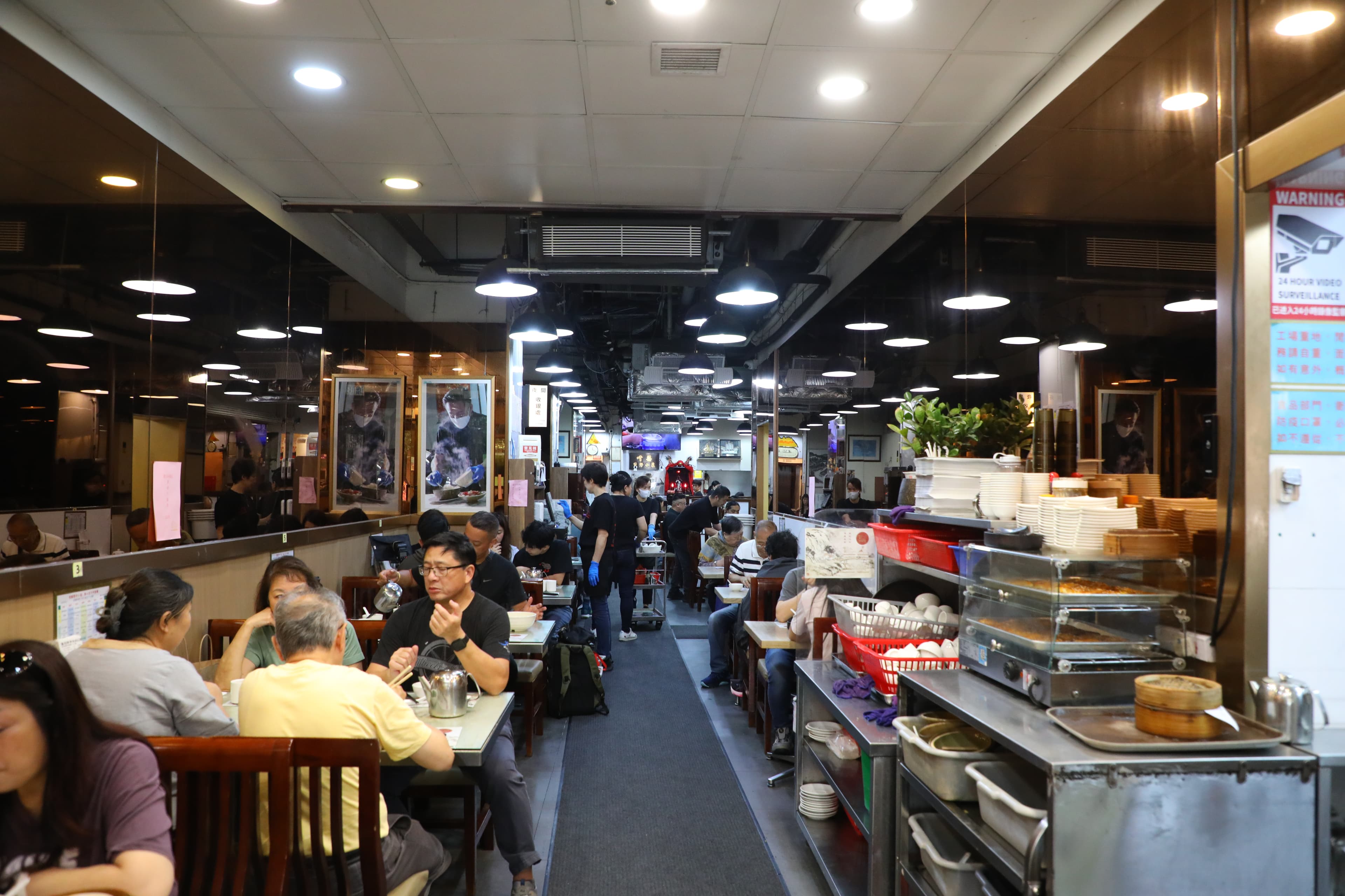 店內空間狹窄,座位不算太多,冬日旺季必然大排長龍。