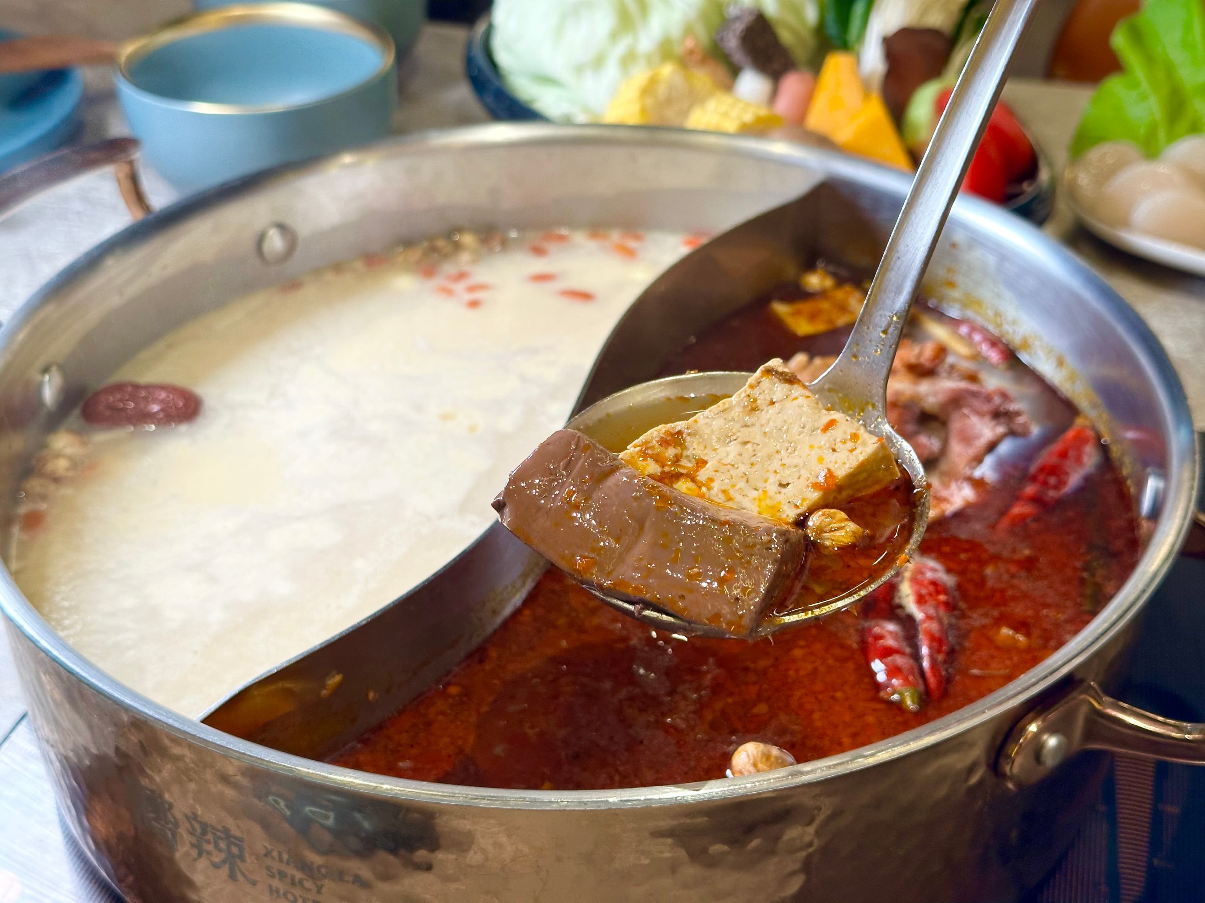 「嚮辣川味麻辣湯」(右)嗆辣不膩,豆腐、鴨血軟嫩入味;「蒜香老母雞湯」(圖左)蒜味足,湯頭甘甜耐喝。