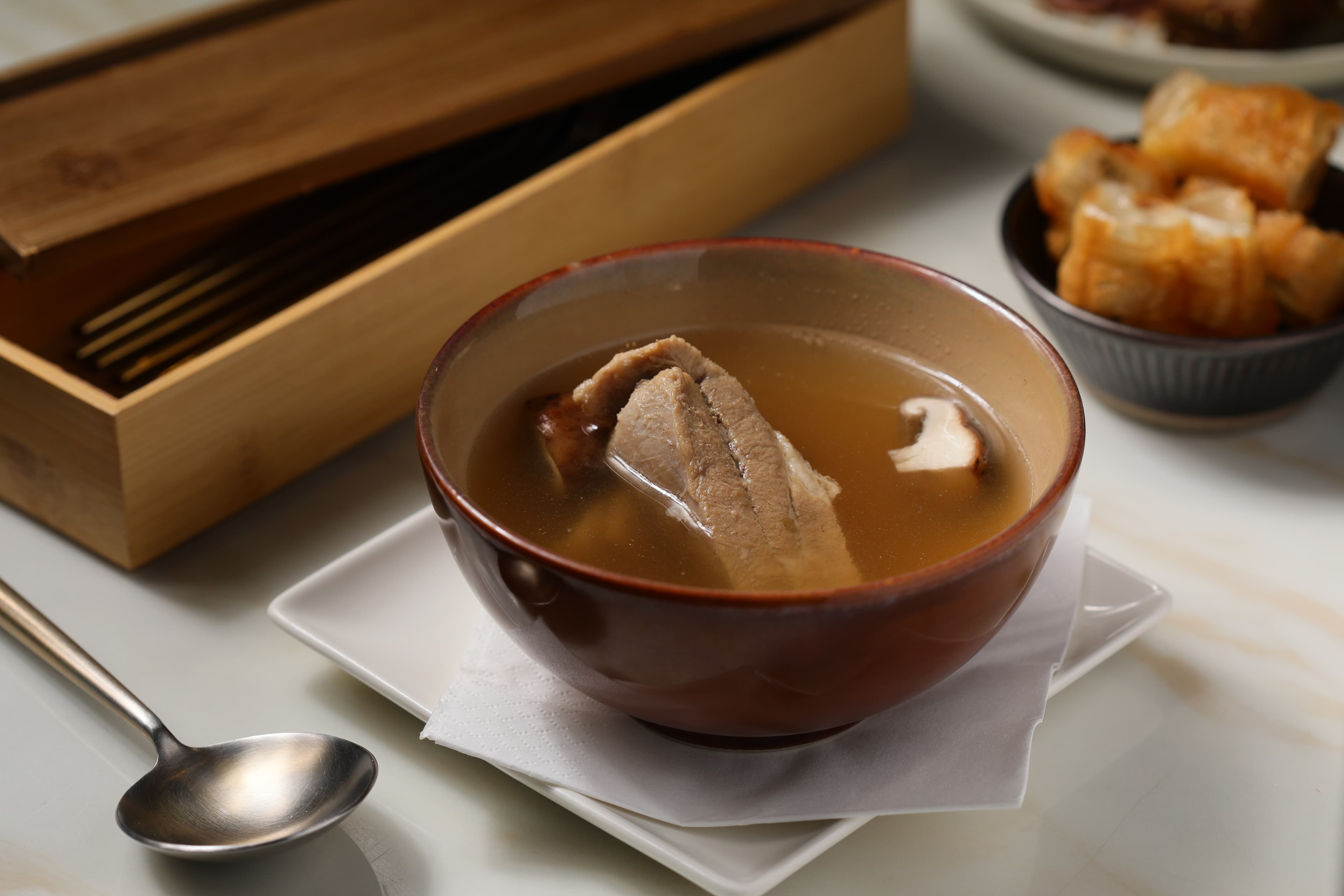 解酒神器「肉骨茶」湯頭帶有胡椒與中藥香氣，一旁搭配中式油條，熱湯下肚立刻清醒。（150元／份）