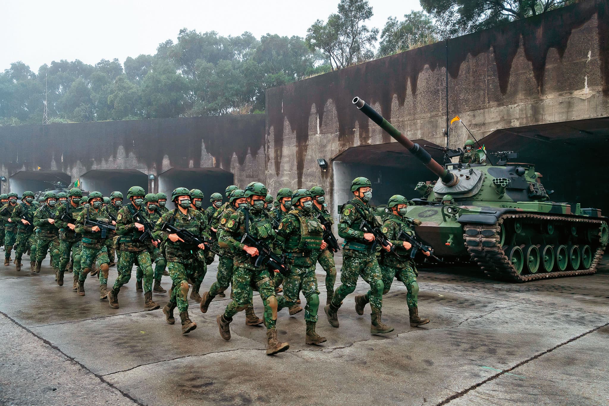 軍備局製造的抗彈板,絕大多數用在戰鬥背心、防護頭盔等國軍戰鬥個裝核心品項,以撥發給陸軍為大宗。(翻攝總統府flickr)