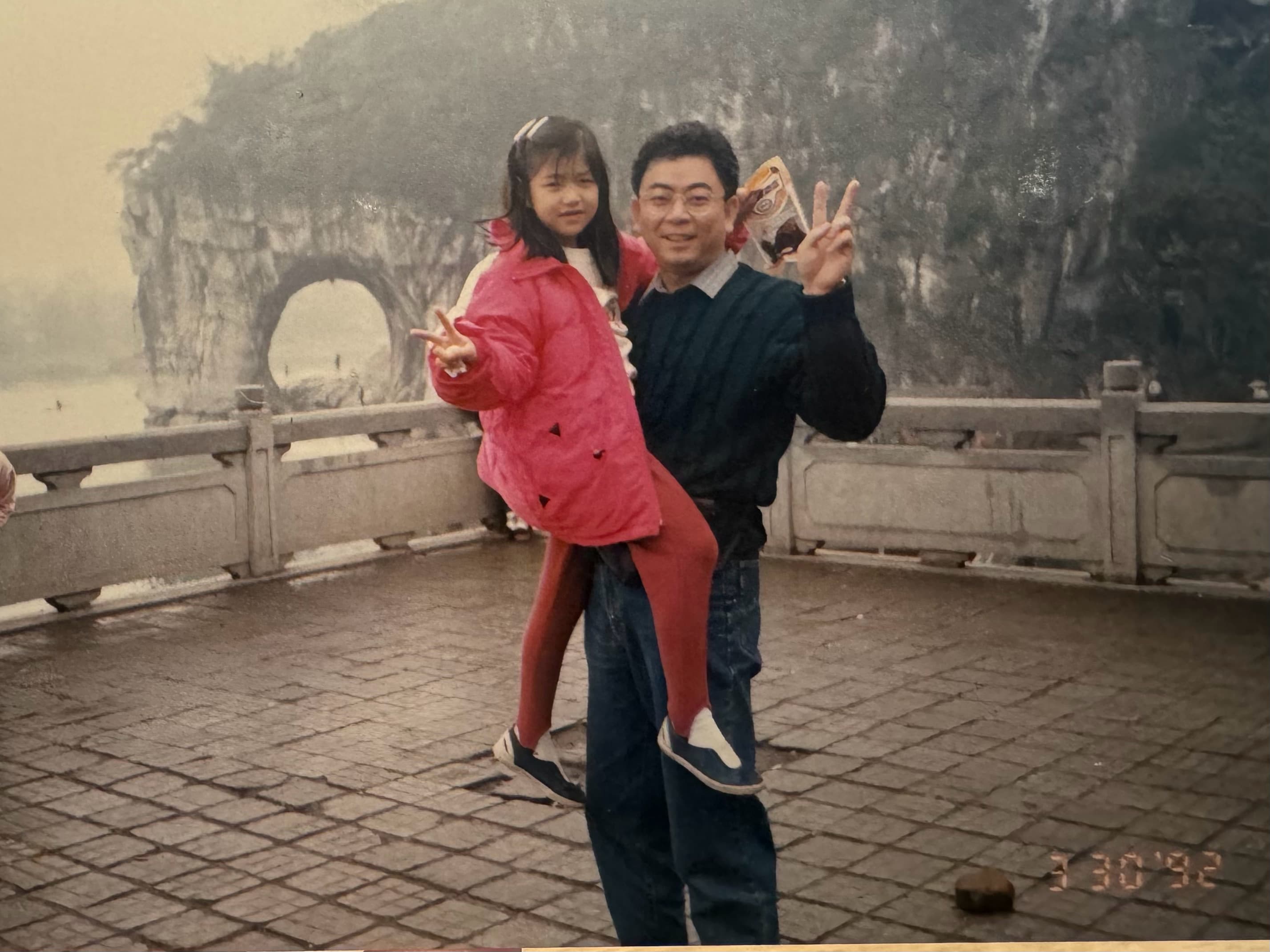 陳妍希父親日前過世,陳妍希po照緬懷。(翻攝陳妍希微博)