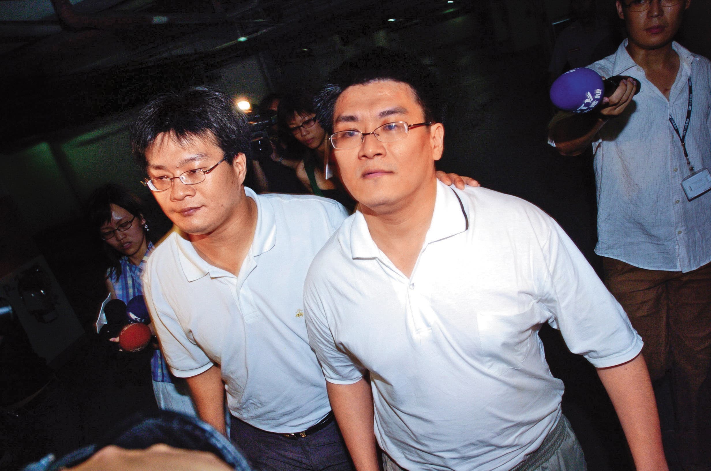 趙建銘(右)曾將資產置於胞弟趙建勳(左)名下,曾因此引爆兄弟及妯娌衝突。(鏡新聞提供)