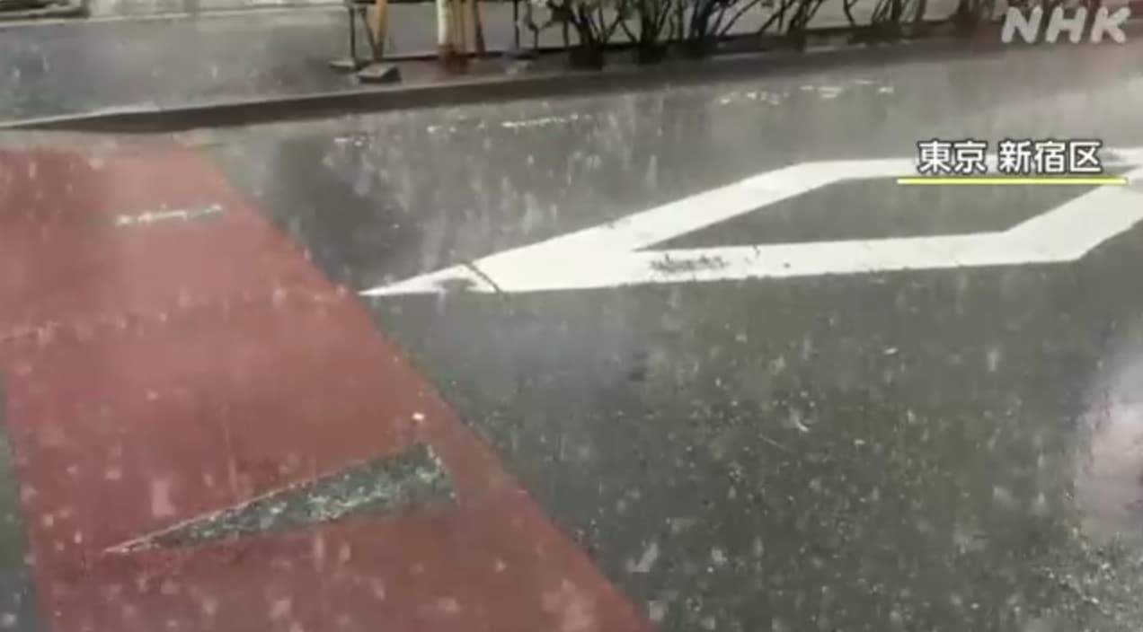 東京新宿今下午降下暴雨。(翻攝自NHK)