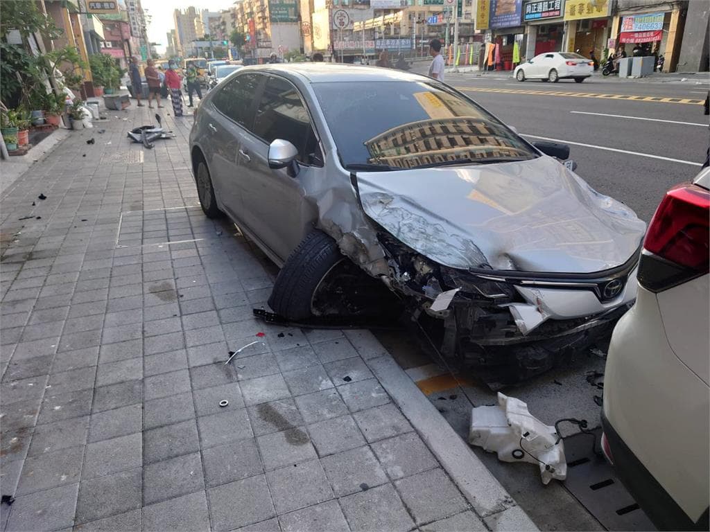 一輛小客車壓毀變電箱,導致附近居民停電。(台電高雄區處提供)