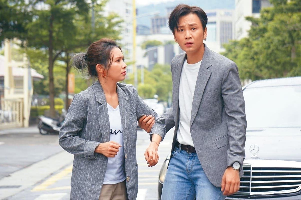 張書偉(右)在團體解散後就轉向戲劇發展,曾和吳婉君(左)合作演出三立電視劇《炮仔聲》。(翻攝自張書偉臉書)