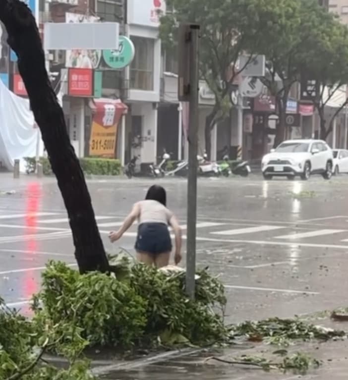 一名熱褲妹冒雨在路上徒手清淤，感動眾多網友。（翻攝threads@yuan.cho）