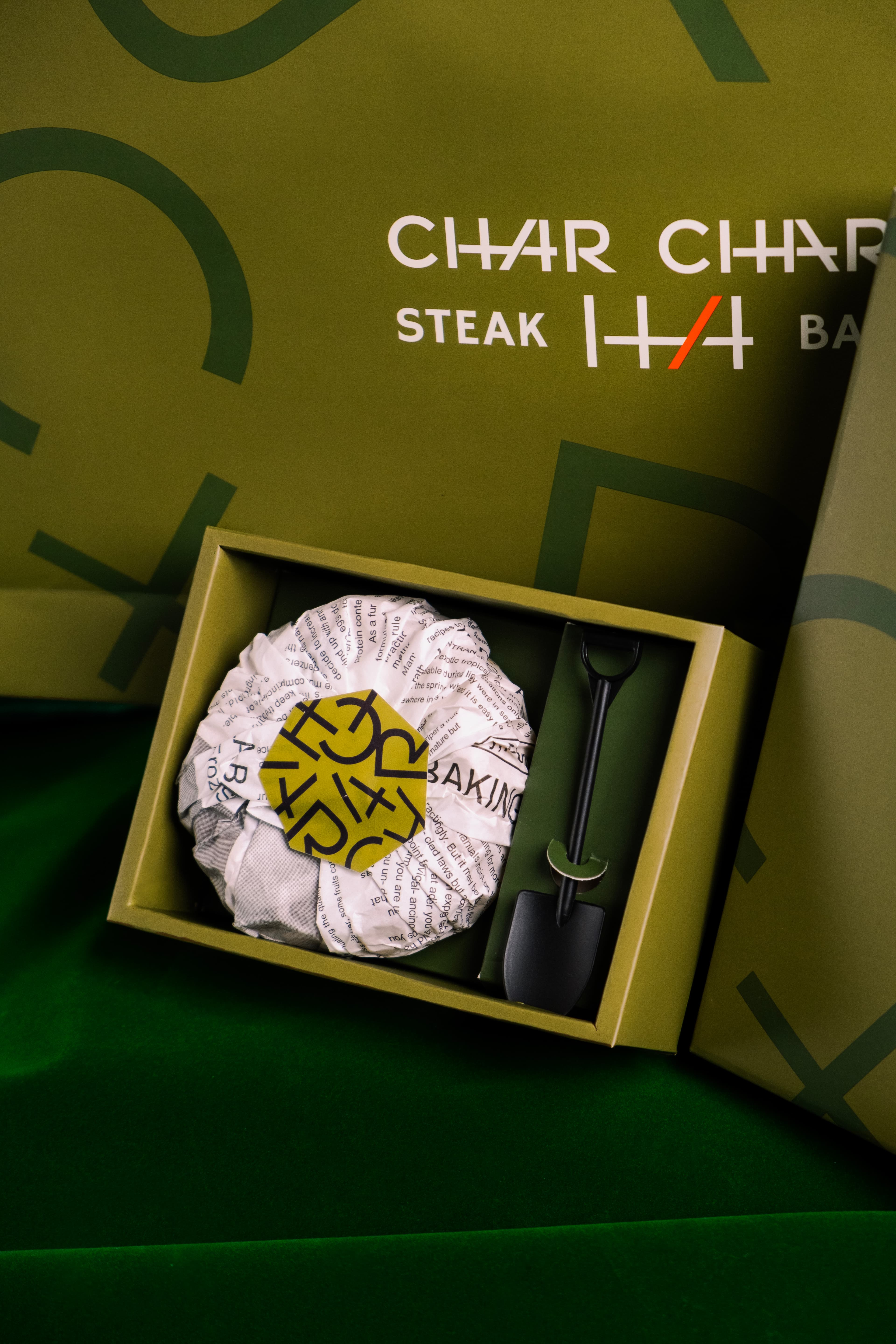 購買CHAR CHAR MOON月光恰恰即日起至9月10日享早鳥68折、免運優惠價1,680元,選擇門市自取,滿2盒加贈「月光巴斯克.精裝禮盒」一盒。(CHAR CHAR Steak & Bar提供)